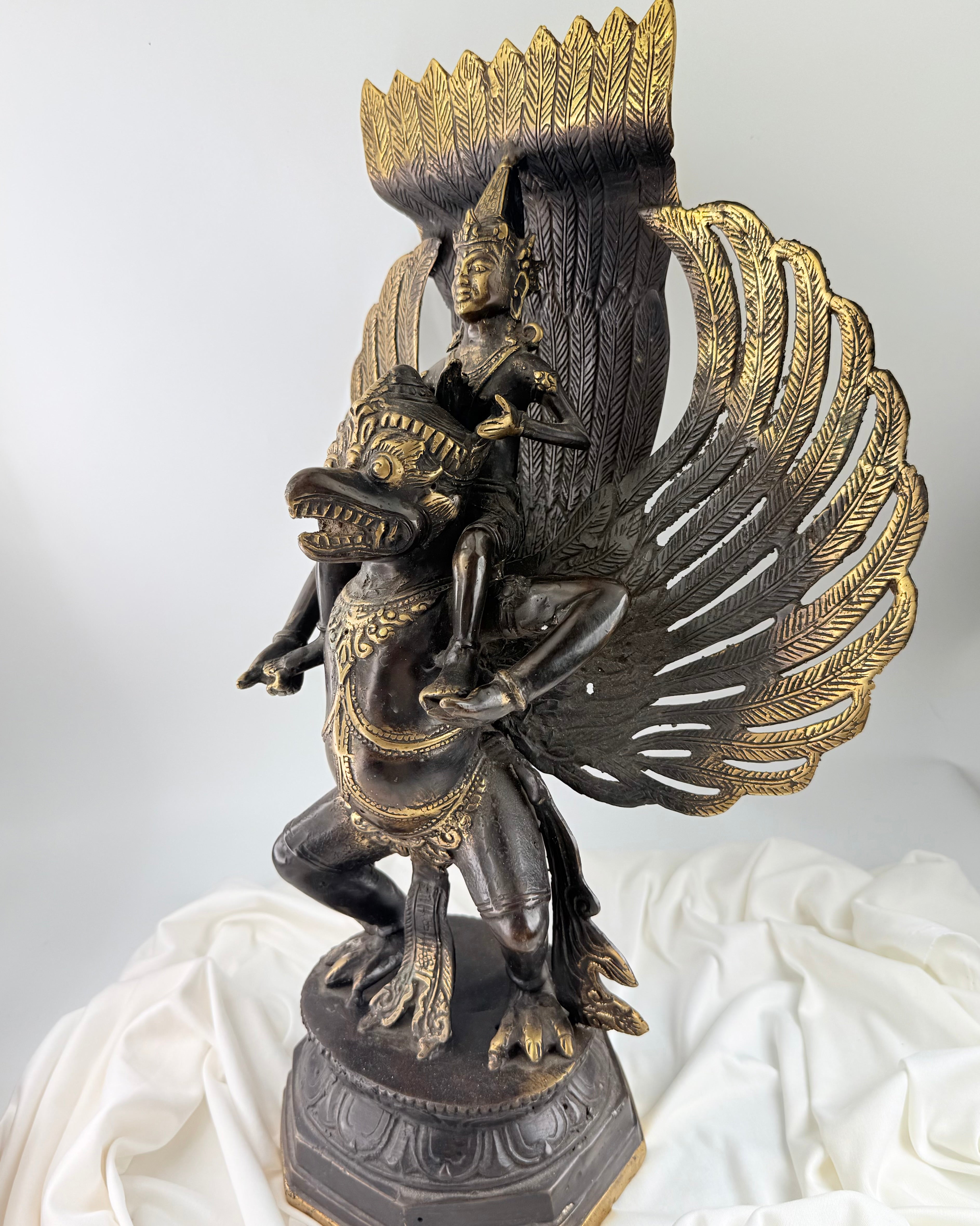 BALANCE MELLEM DET JORDISKE OG DET GUDDOMMELIGE - FIGUR - UNIKA