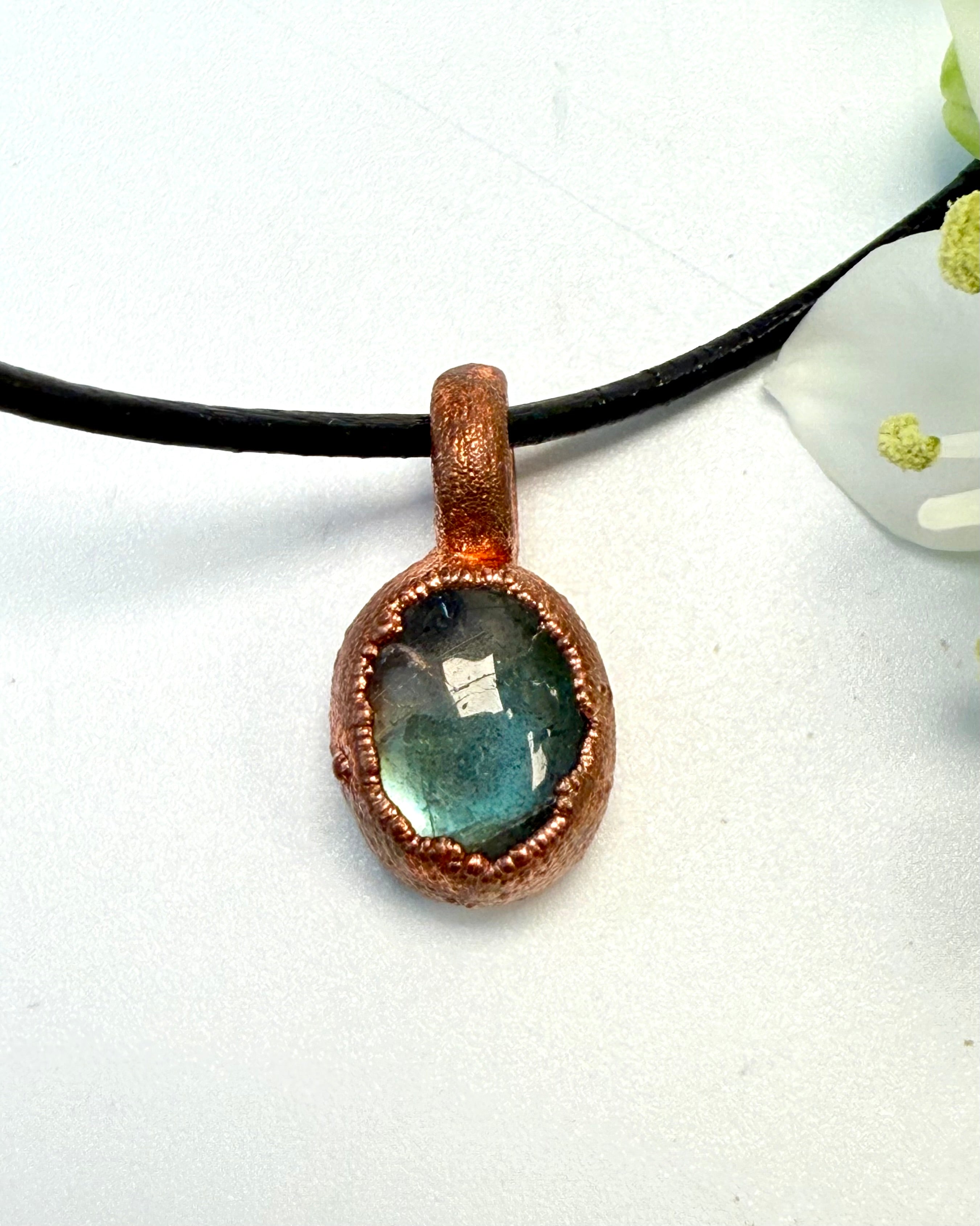 DEN USYNLIGE STORM - AMULET