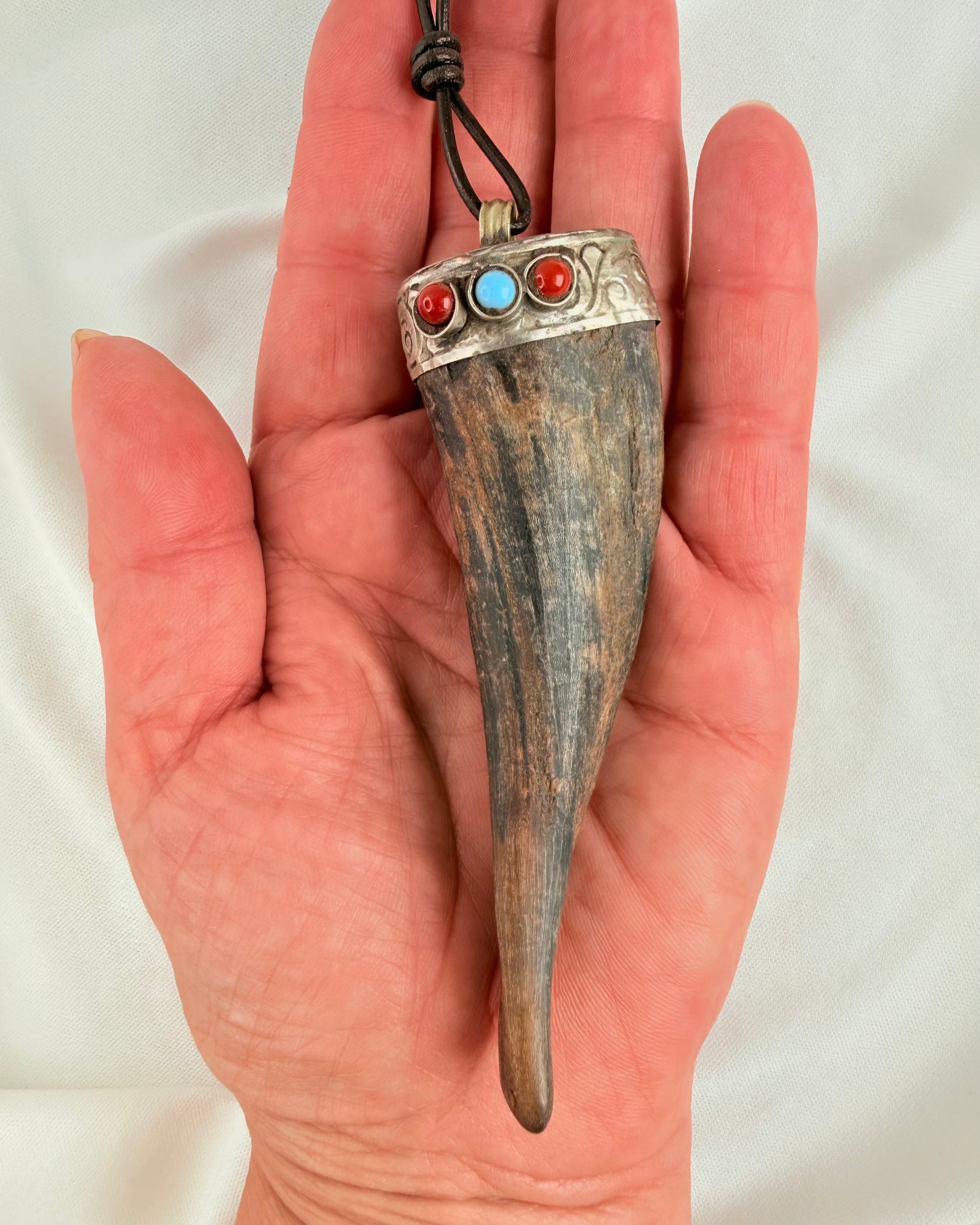 VÆK DINE INSTINKTER - AMULET - UNIKA