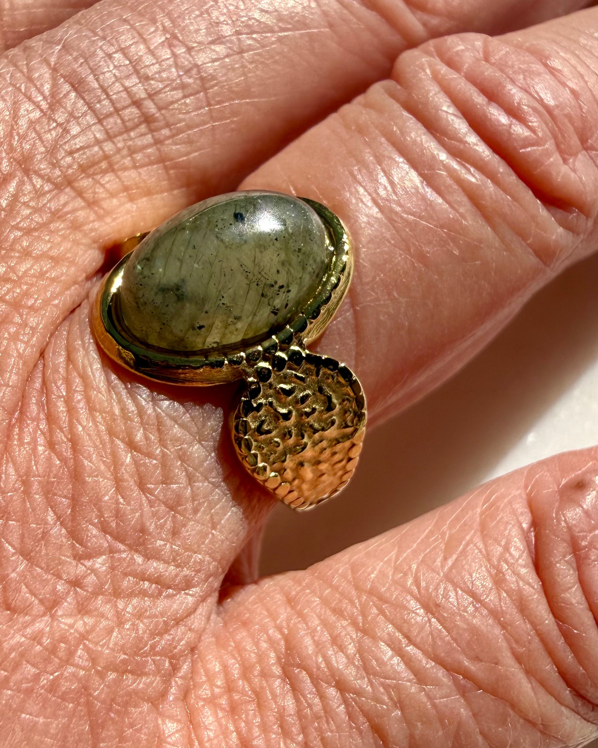 SE SANDHEDEN BAG ILLUSIONER - RING