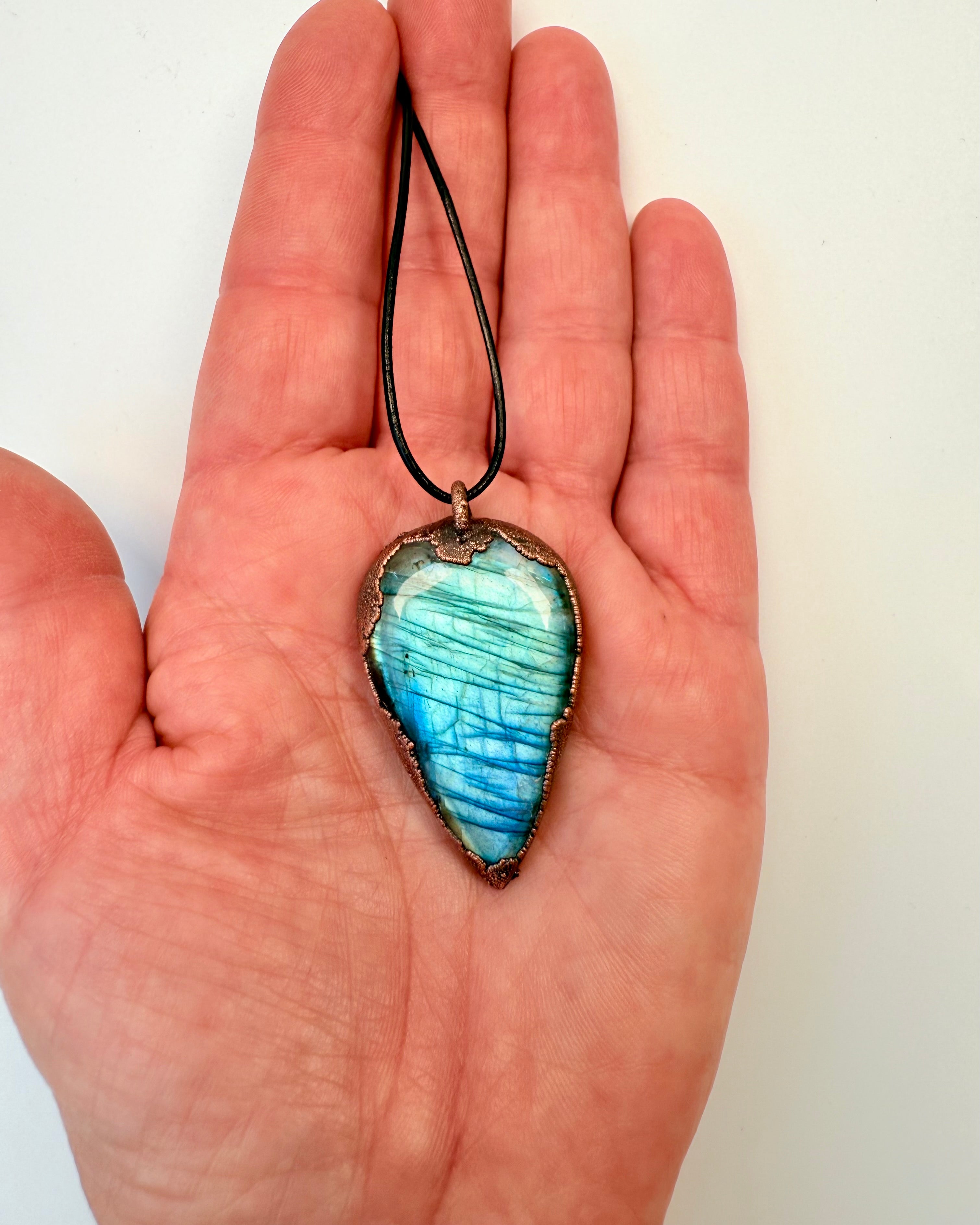 DET SKJULTE SPROG - AMULET - UNIKA