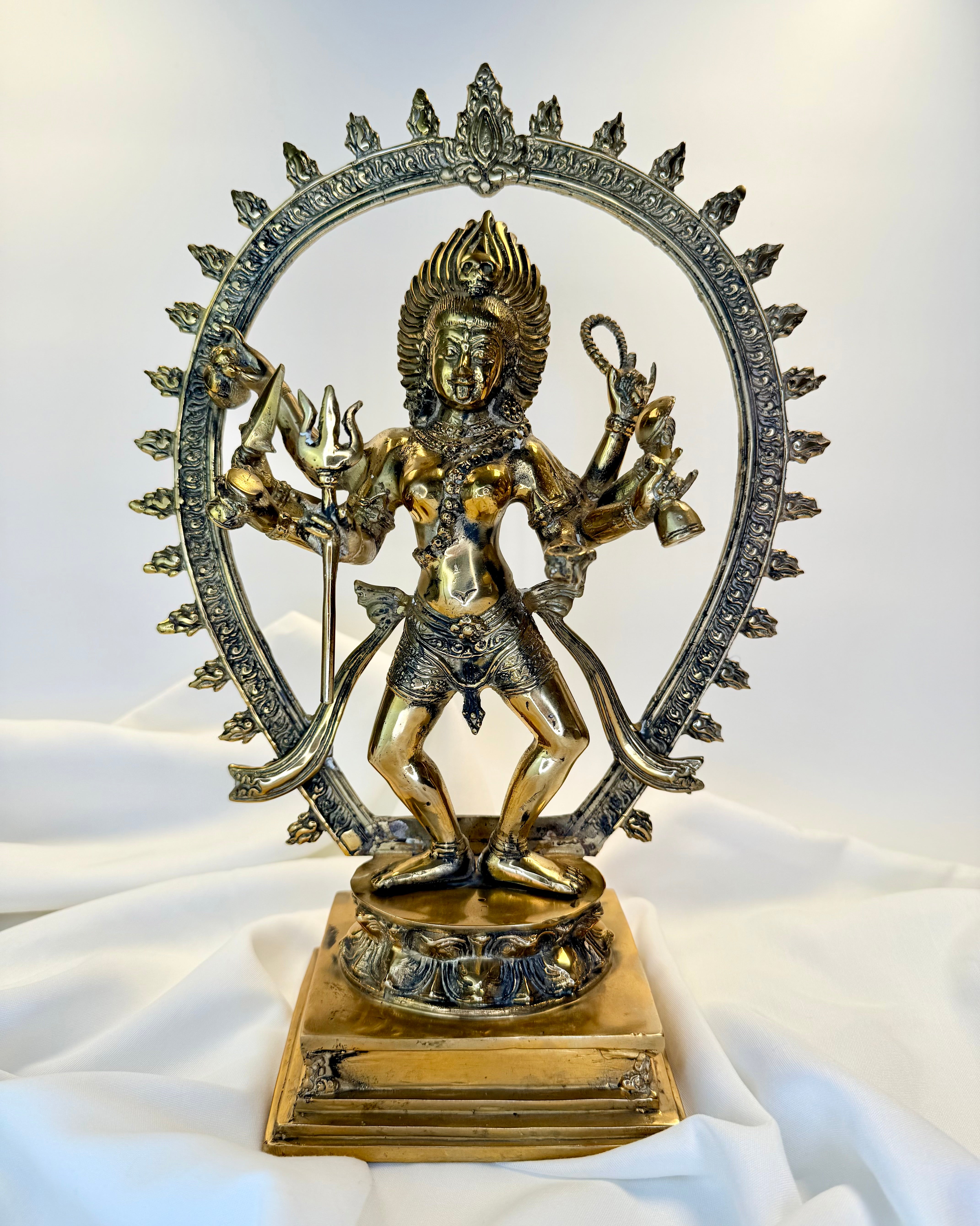 OPLØSNING AF AFHÆNGIGHED OG VANER - FIGUR - UNIKA