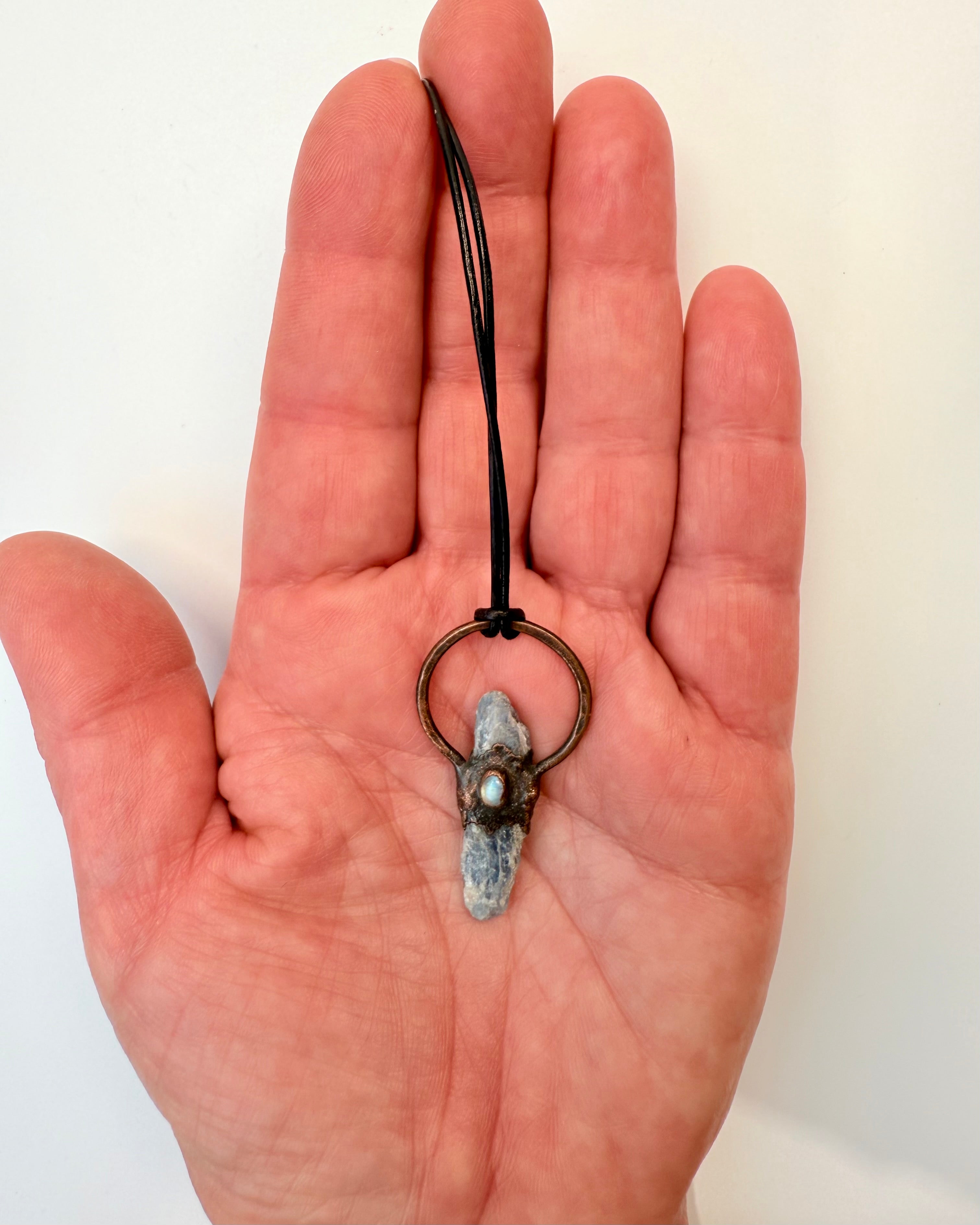 LEVN FRA EN ANDEN TID - AMULET - UNIKA