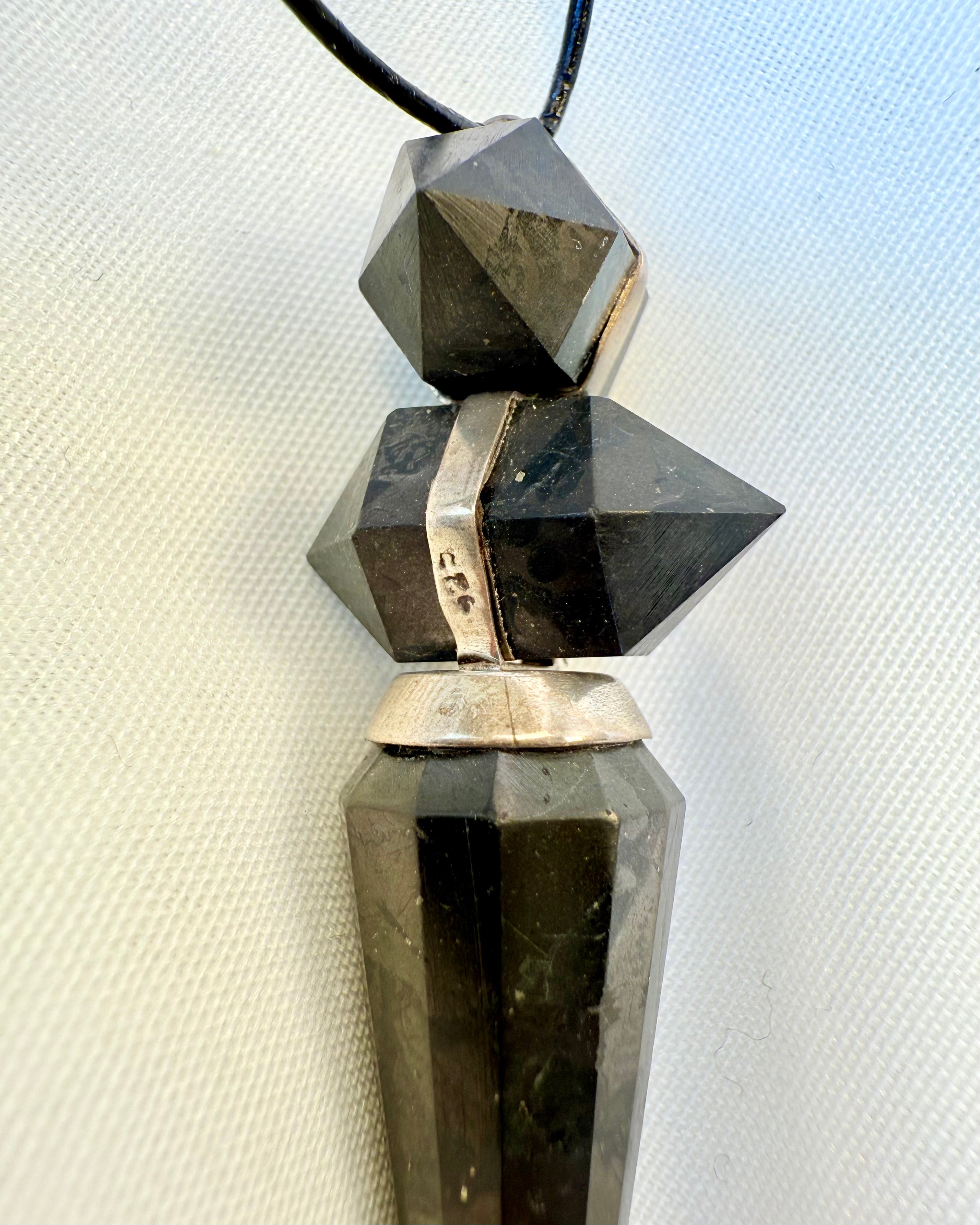 FORSONING MED DIG SELV - AMULET - UNIKA