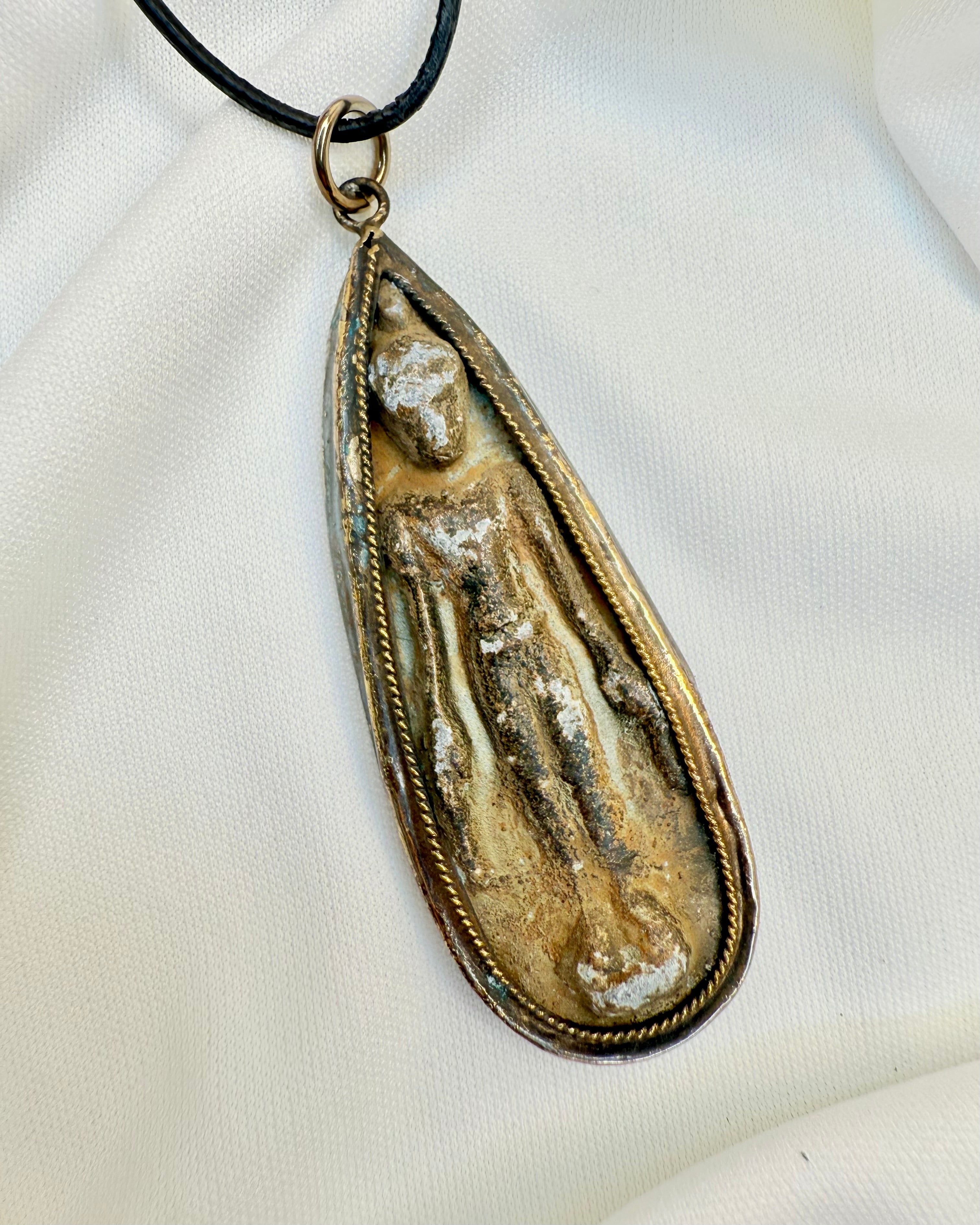 SLÆGTENS HUKOMMELSE - AMULET 1 tilb