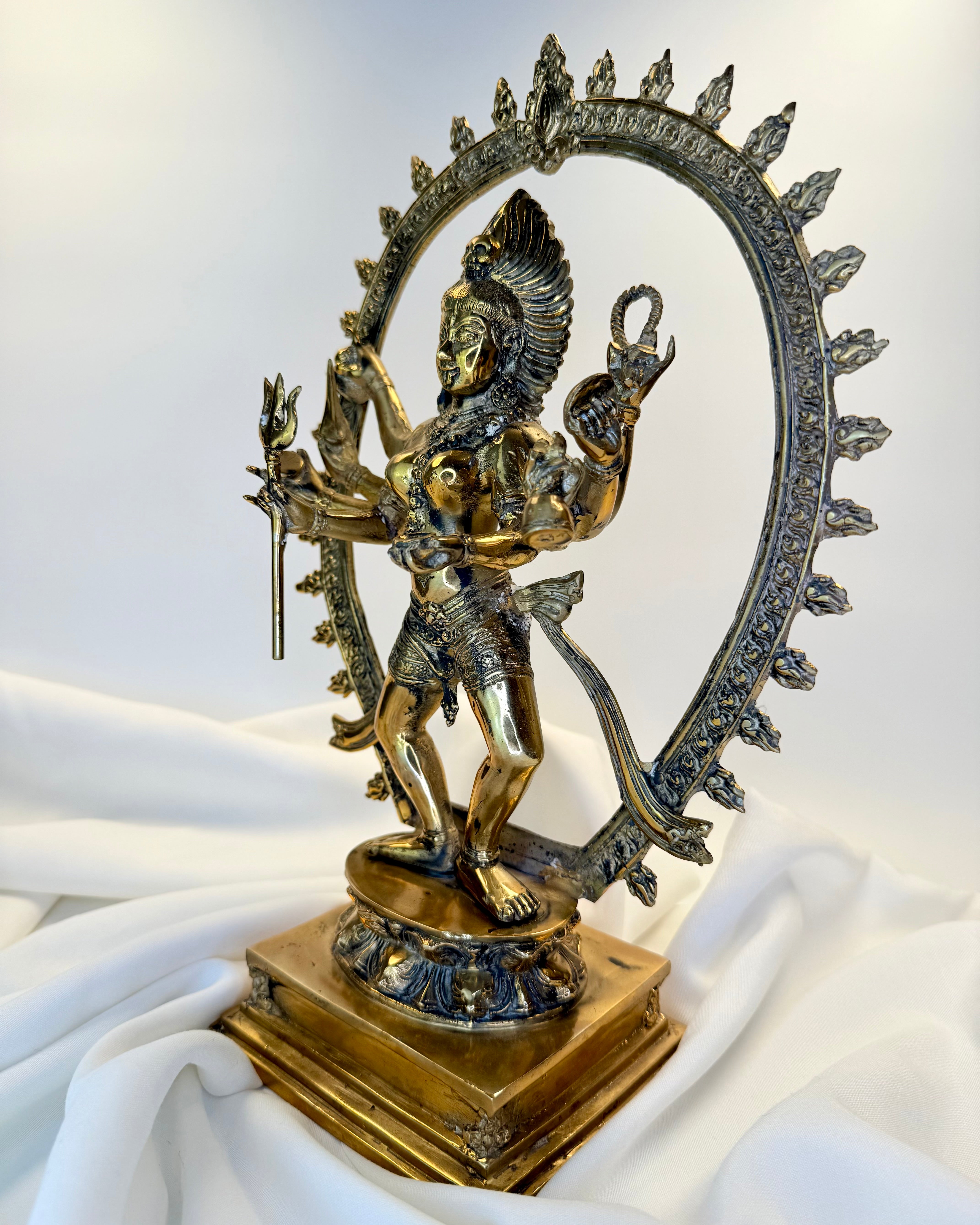 OPLØSNING AF AFHÆNGIGHED OG VANER - FIGUR - UNIKA