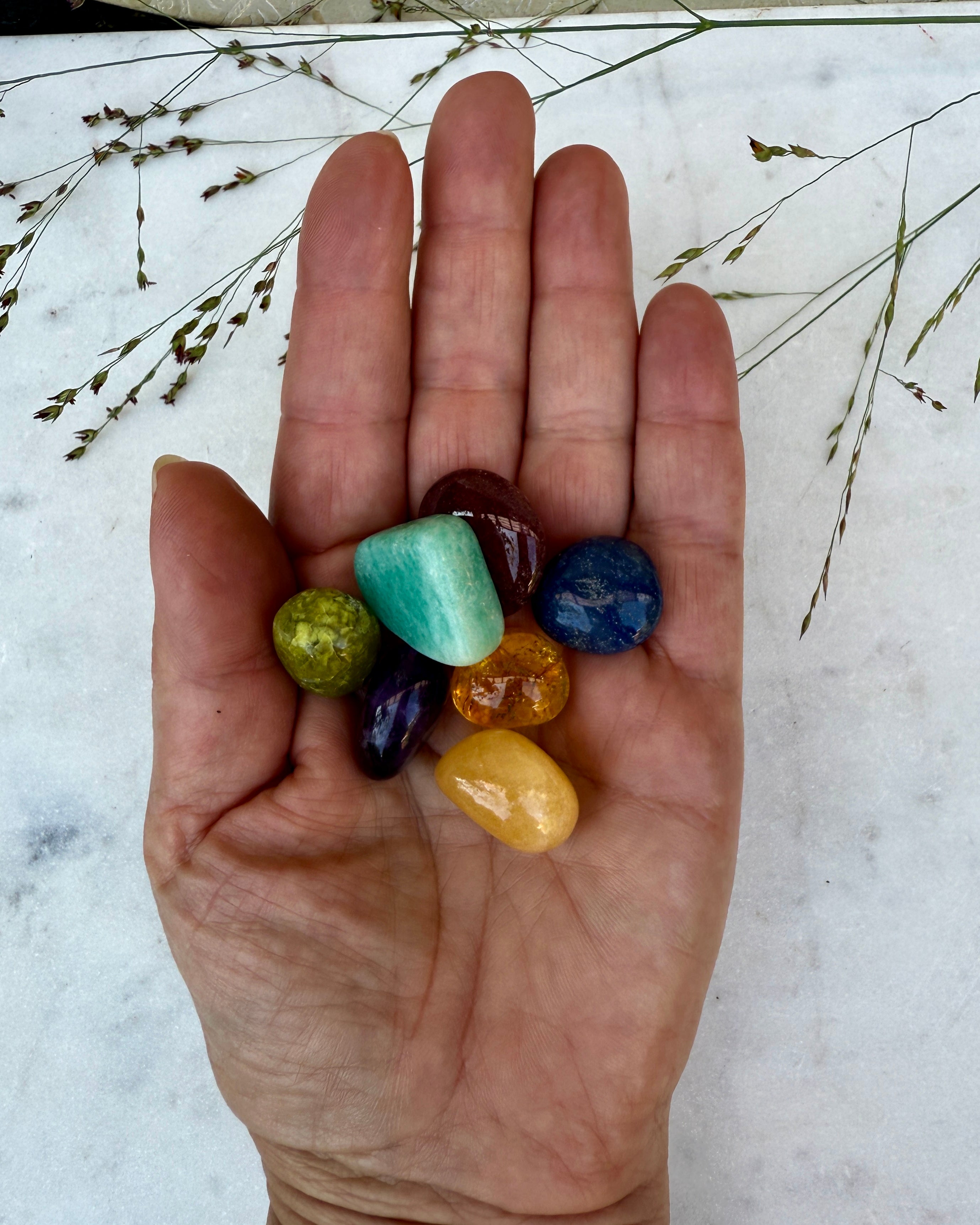 CHAKRAOPTIMERING - HÅND MED KRYSTALLER