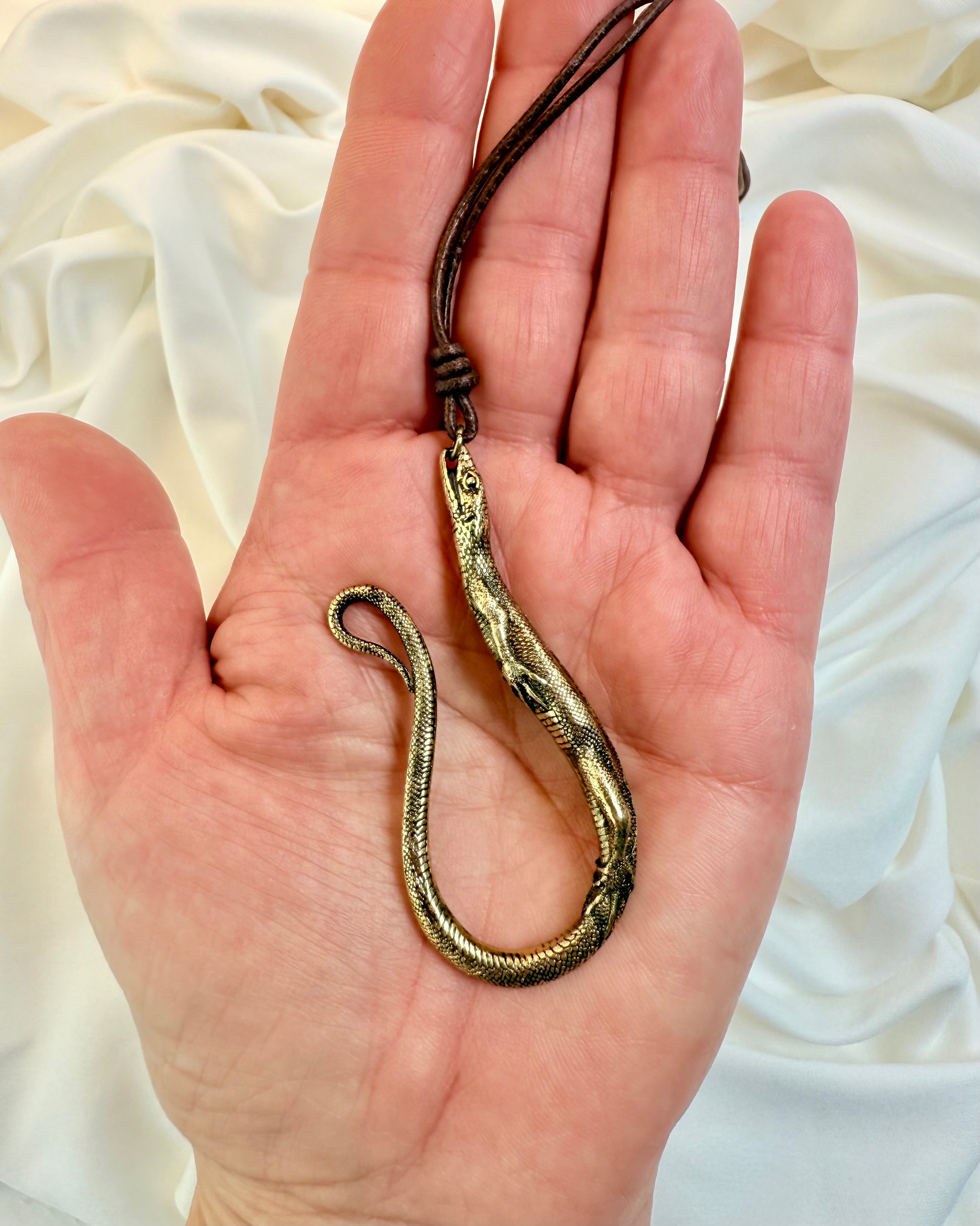 SLIP OG KOM VIDERE - AMULET - UNIKA