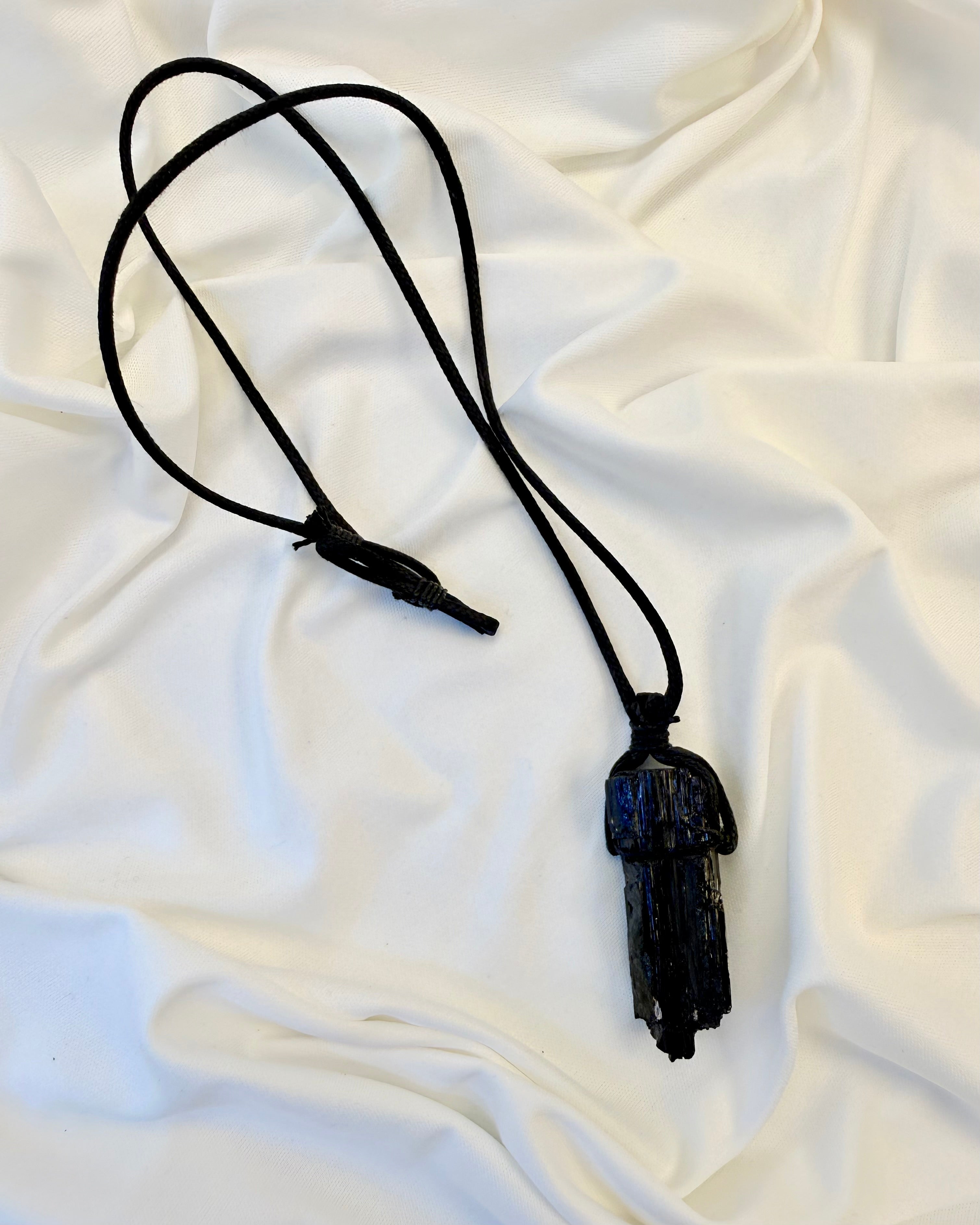 STYRKE OG JORDFORBINDELSE - AMULET - UNIKA