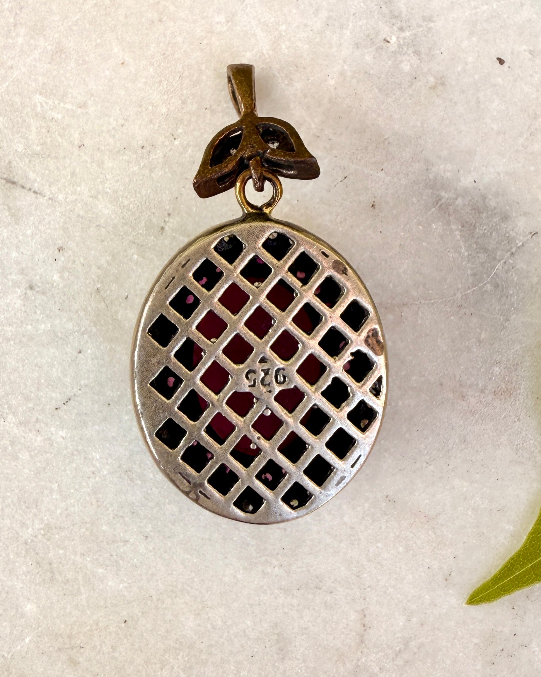 HERE I AM - KRYSTALVEDHÆNG - UNIKA