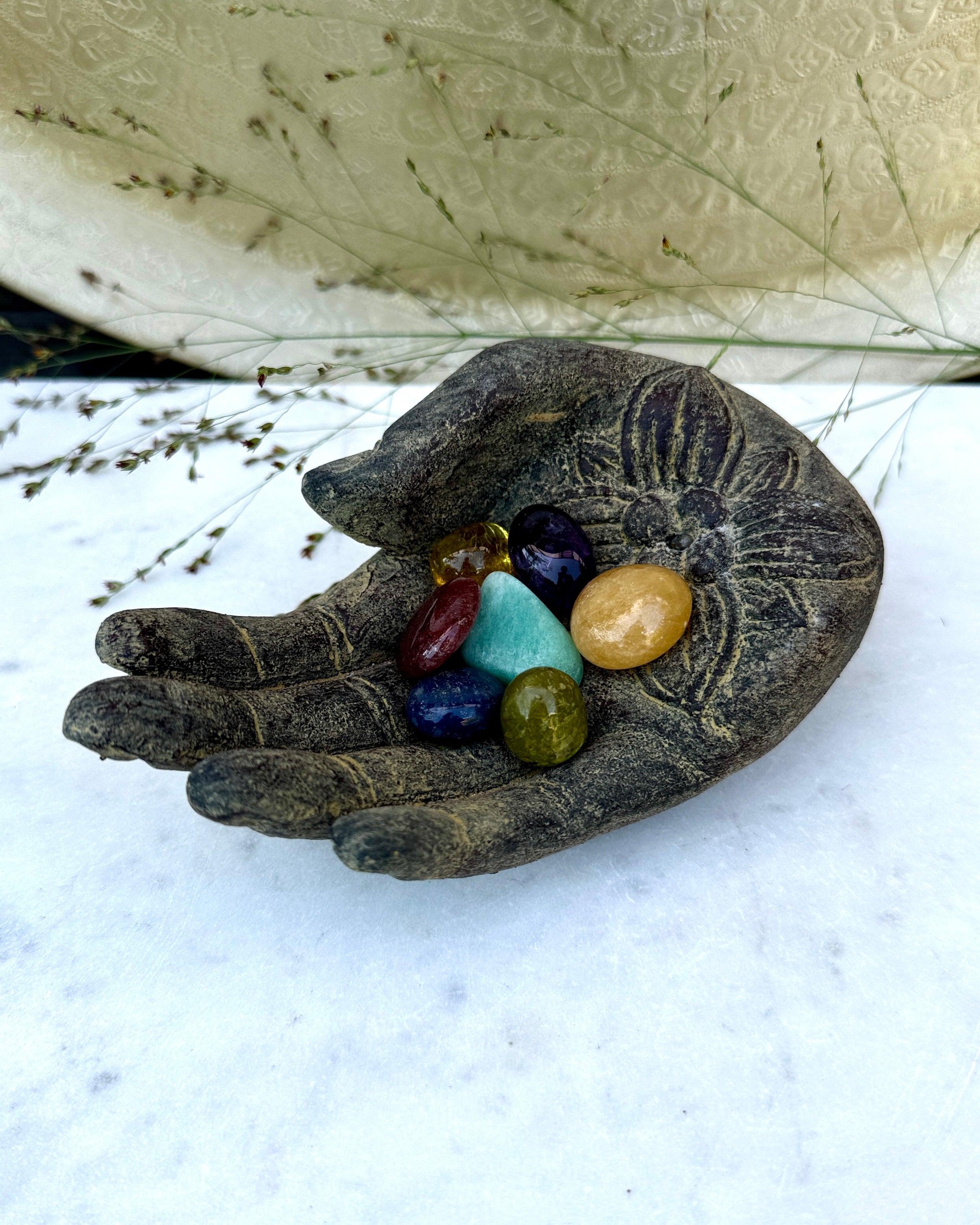 CHAKRAOPTIMERING - HÅND MED KRYSTALLER