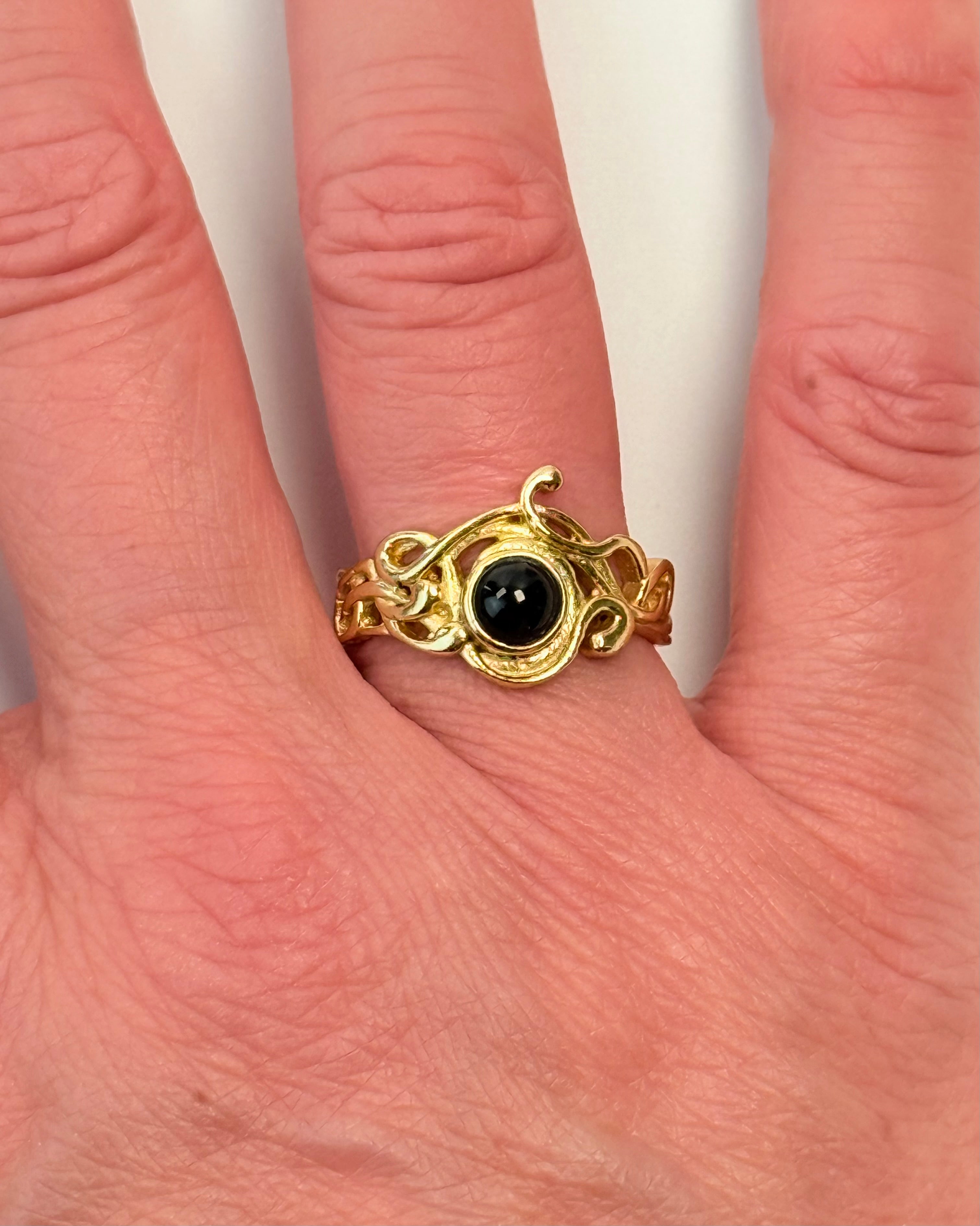 TROLDKVINDENS HEMMELIGHEDER - RING