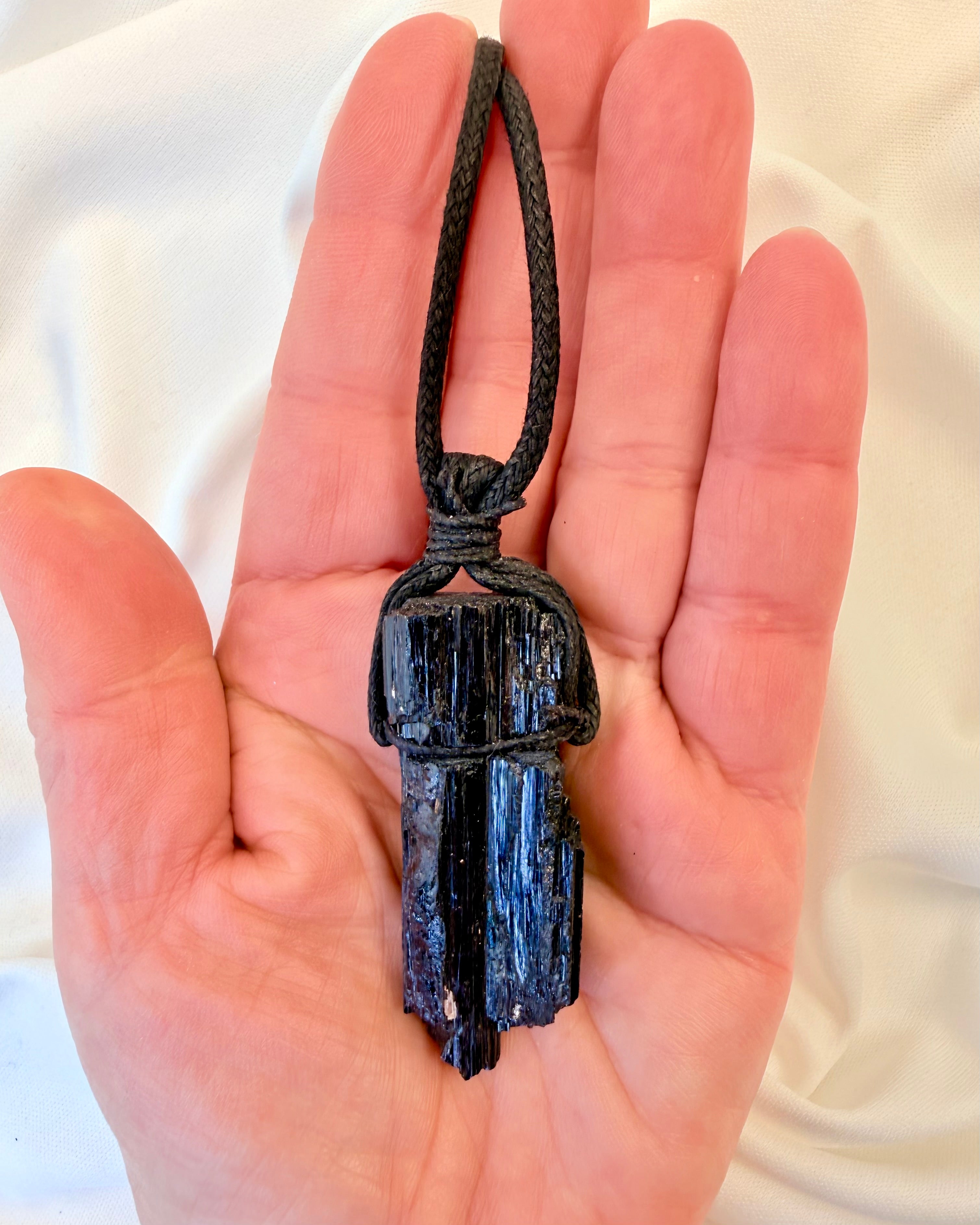 STYRKE OG JORDFORBINDELSE - AMULET - UNIKA