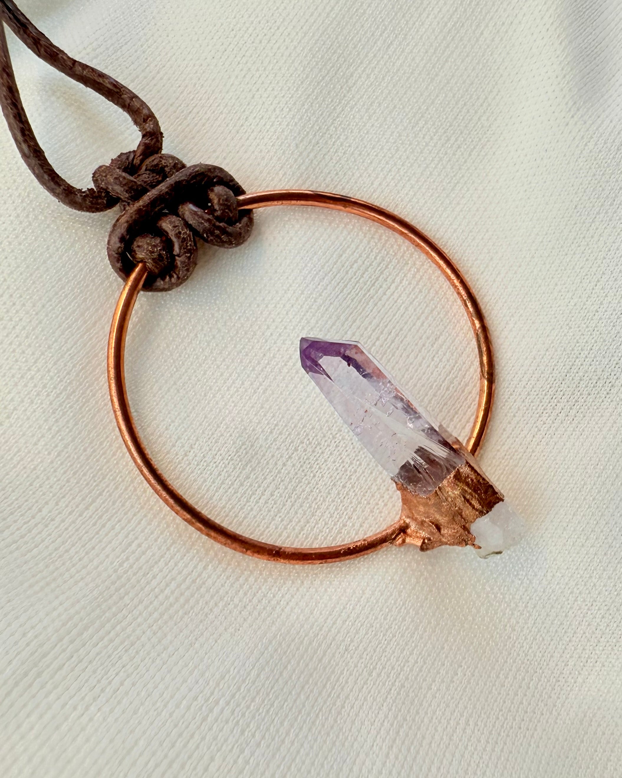 DIREKTE KANAL - GUDINDENS AMULET 1 tilb