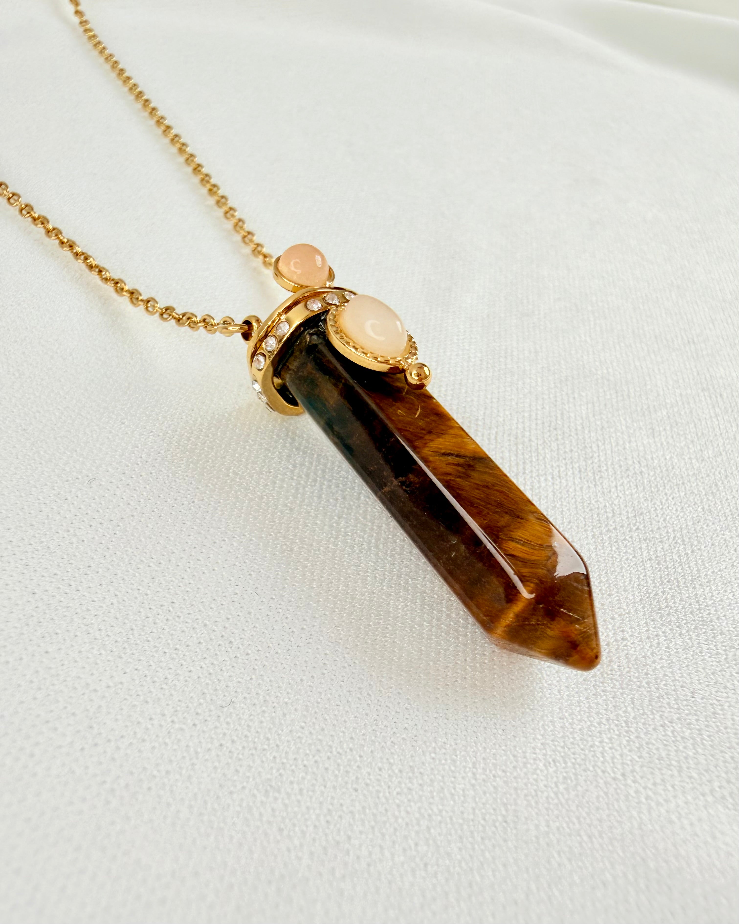 ALT GÅR OP I EN HØJERE ENHED - AMULET 1 tilb