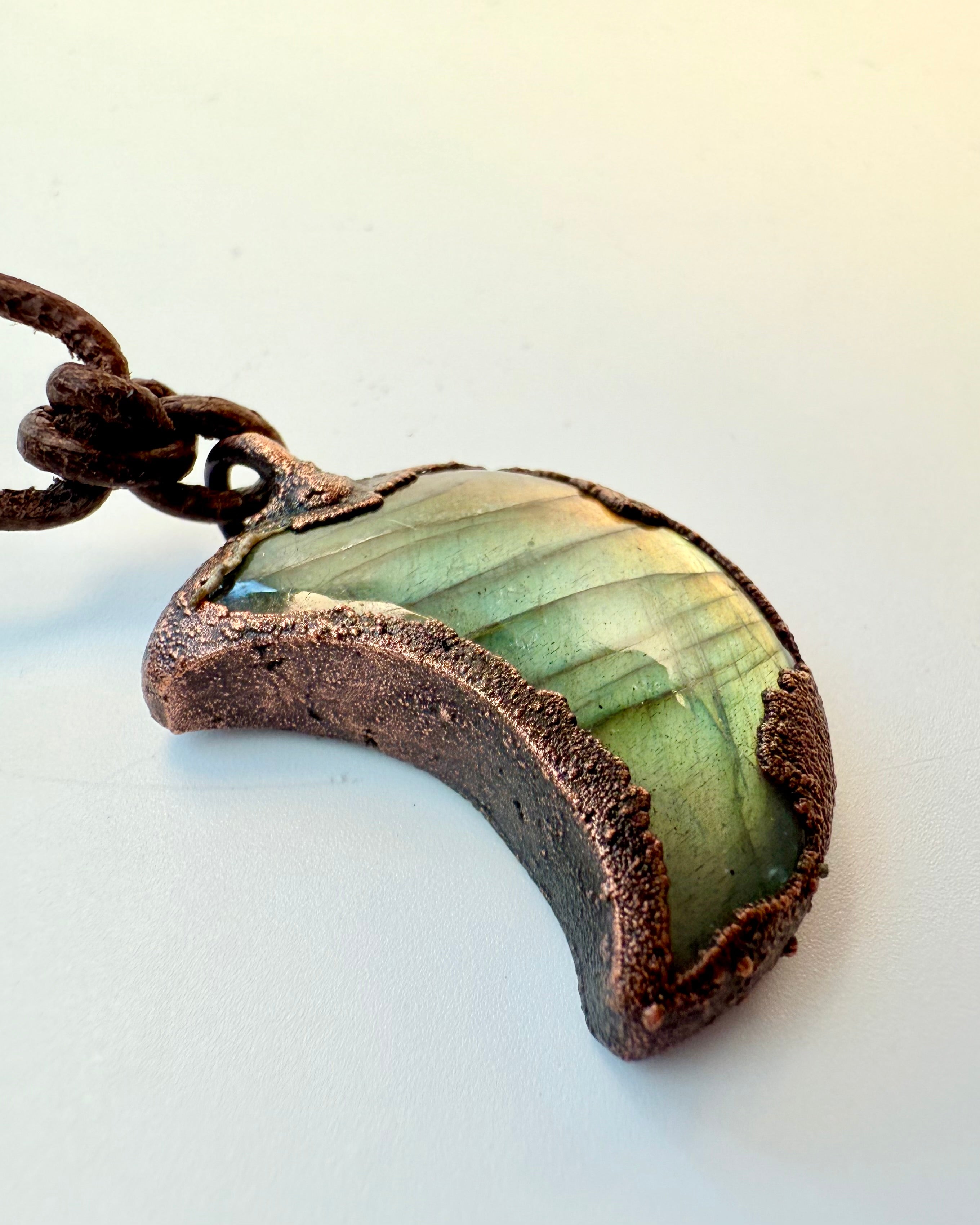 RHYTHM OF THE MOON - AMULET