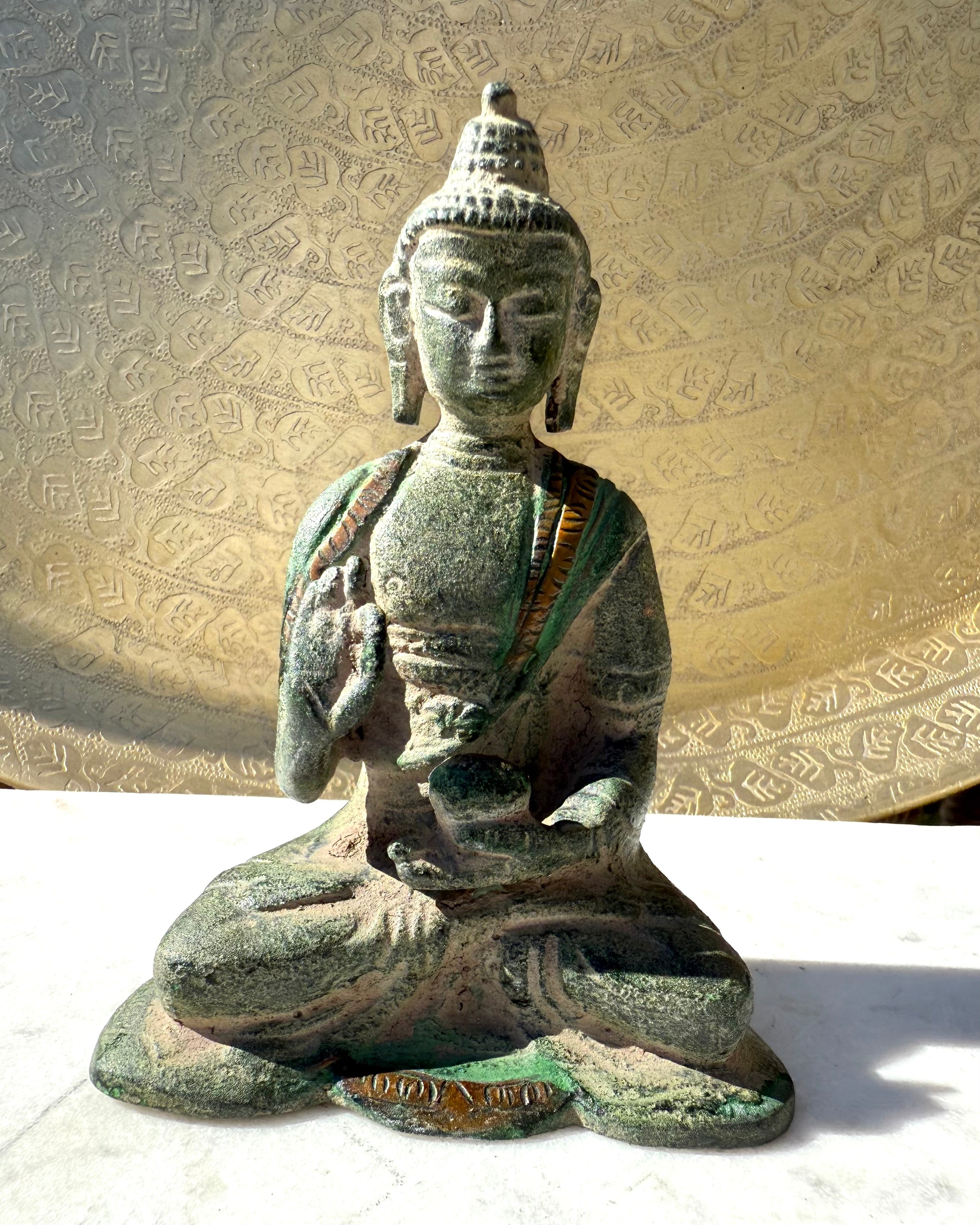 HAN KOMMER MED LYSET - BUDDHA