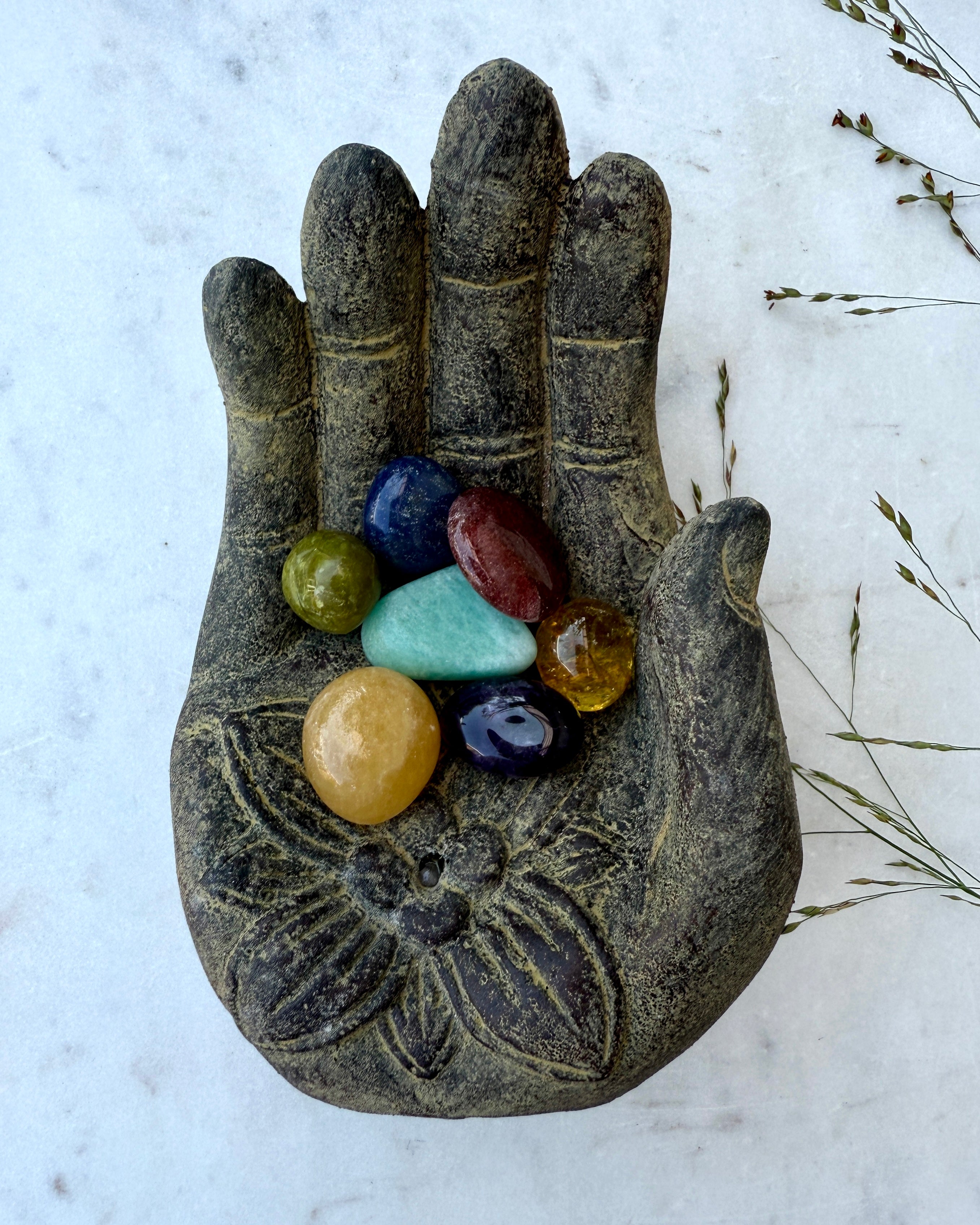 CHAKRAOPTIMERING - HÅND MED KRYSTALLER