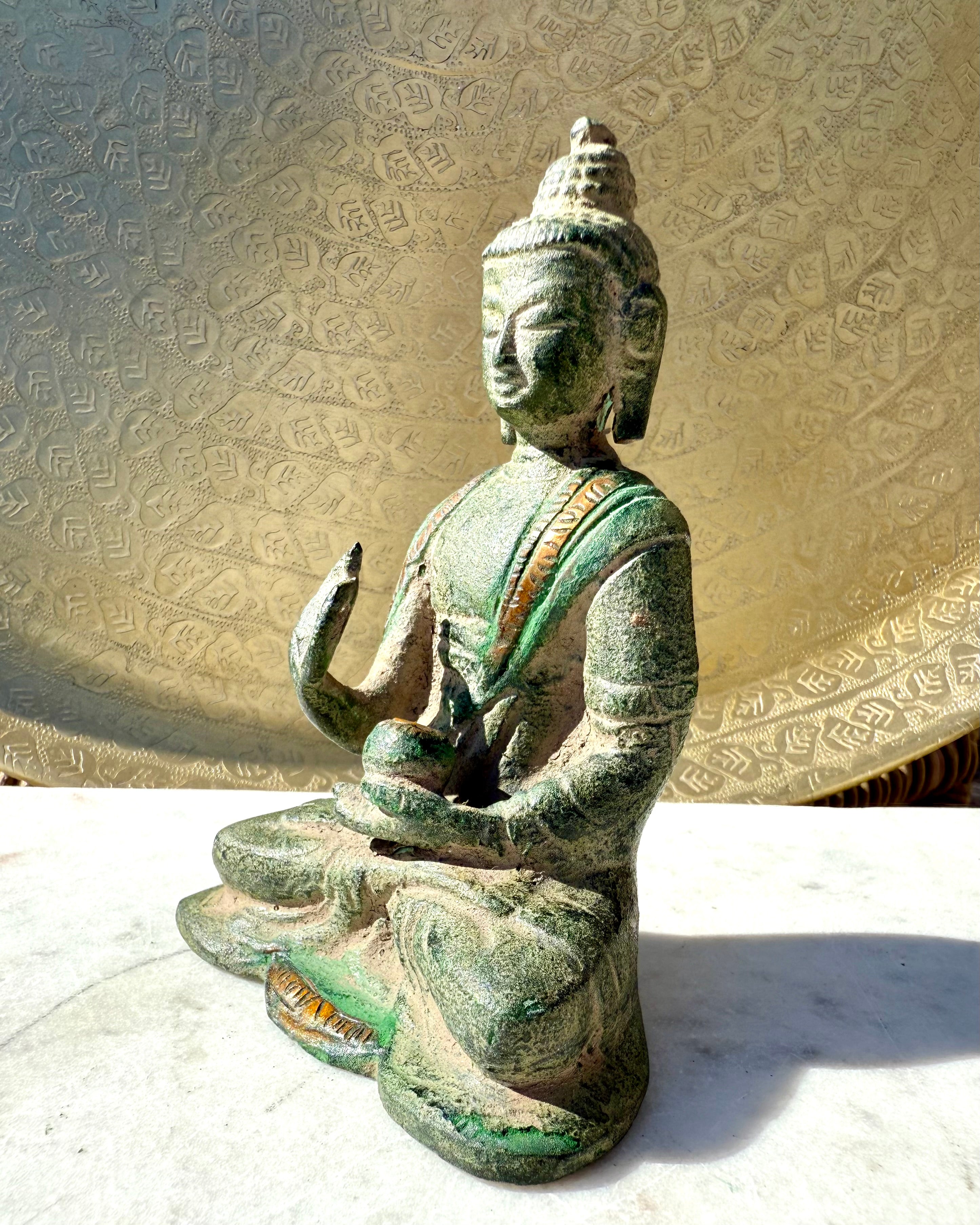 HAN KOMMER MED LYSET - BUDDHA