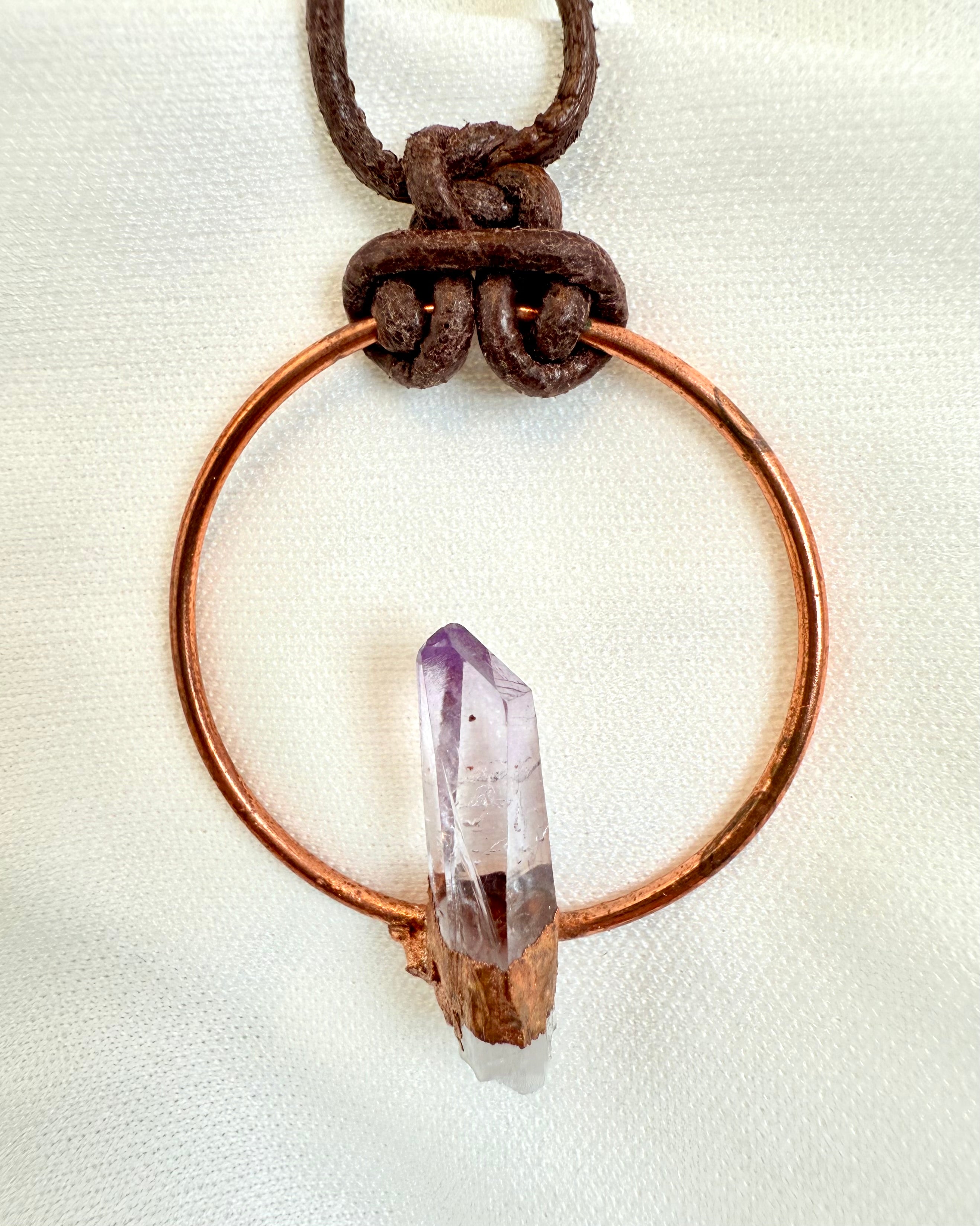 DIREKTE KANAL - GUDINDENS AMULET 1 tilb