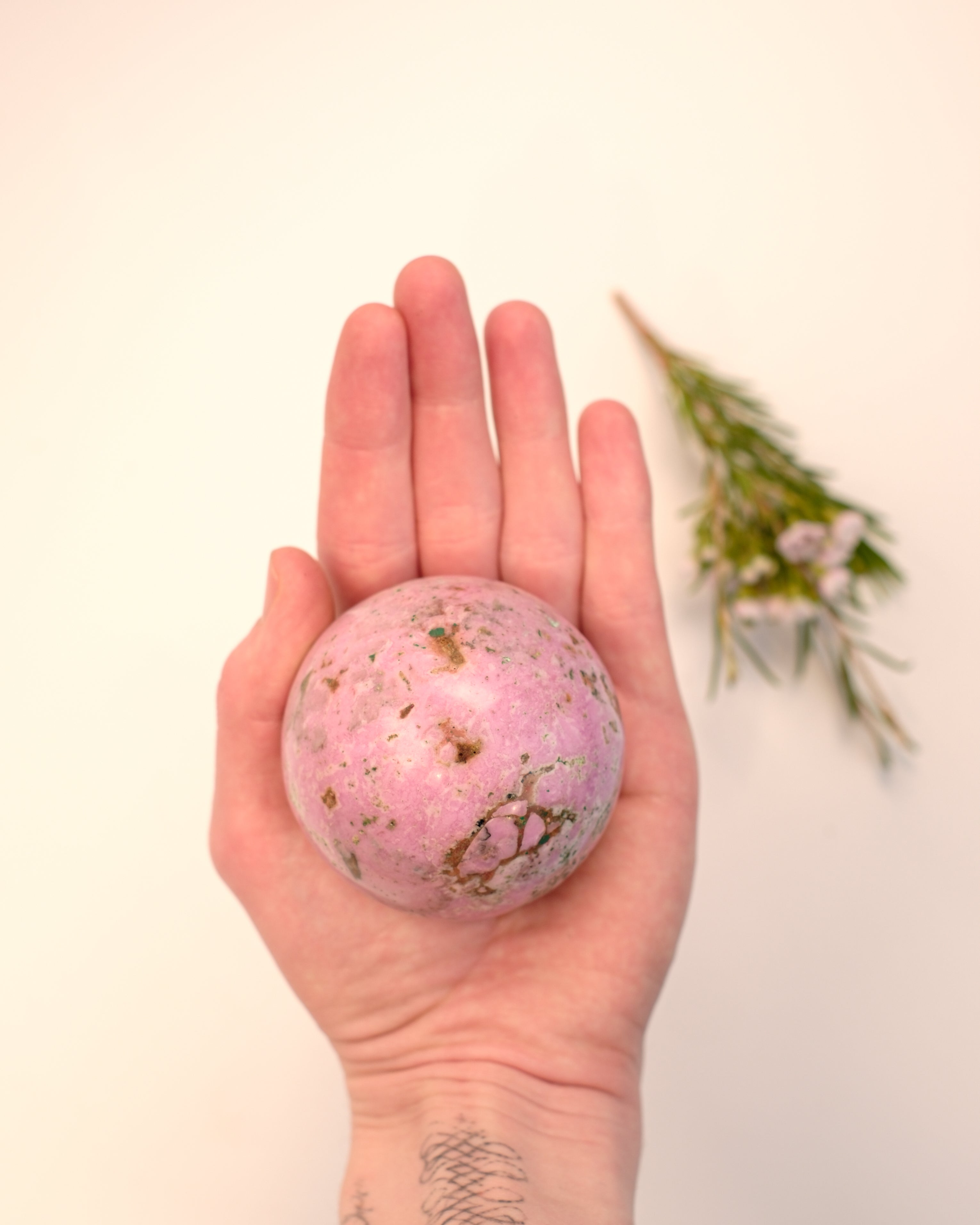 FEMININ SJÆLEBLOMSTRING - KRYSTALKUGLE - UNIKA