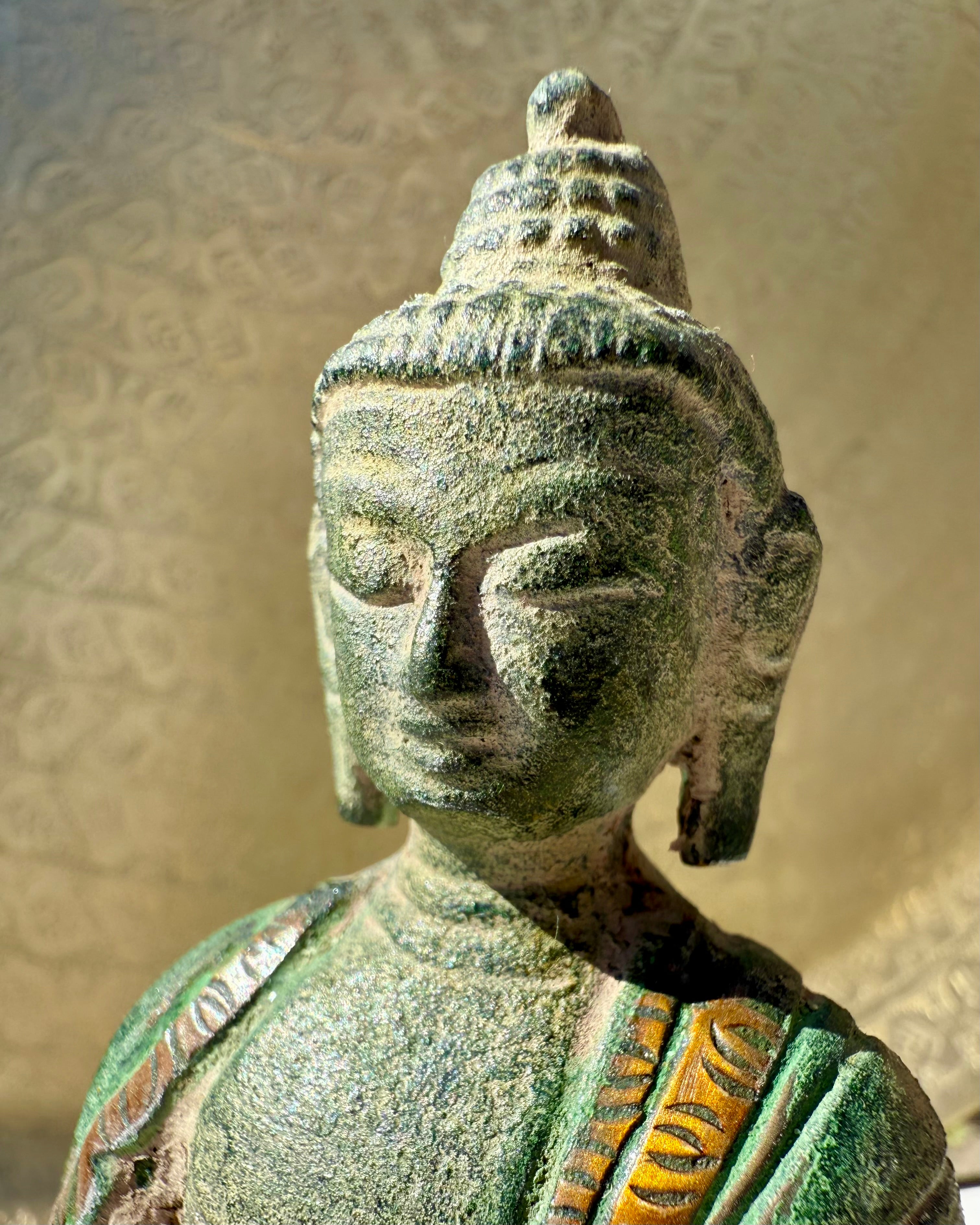 HAN KOMMER MED LYSET - BUDDHA