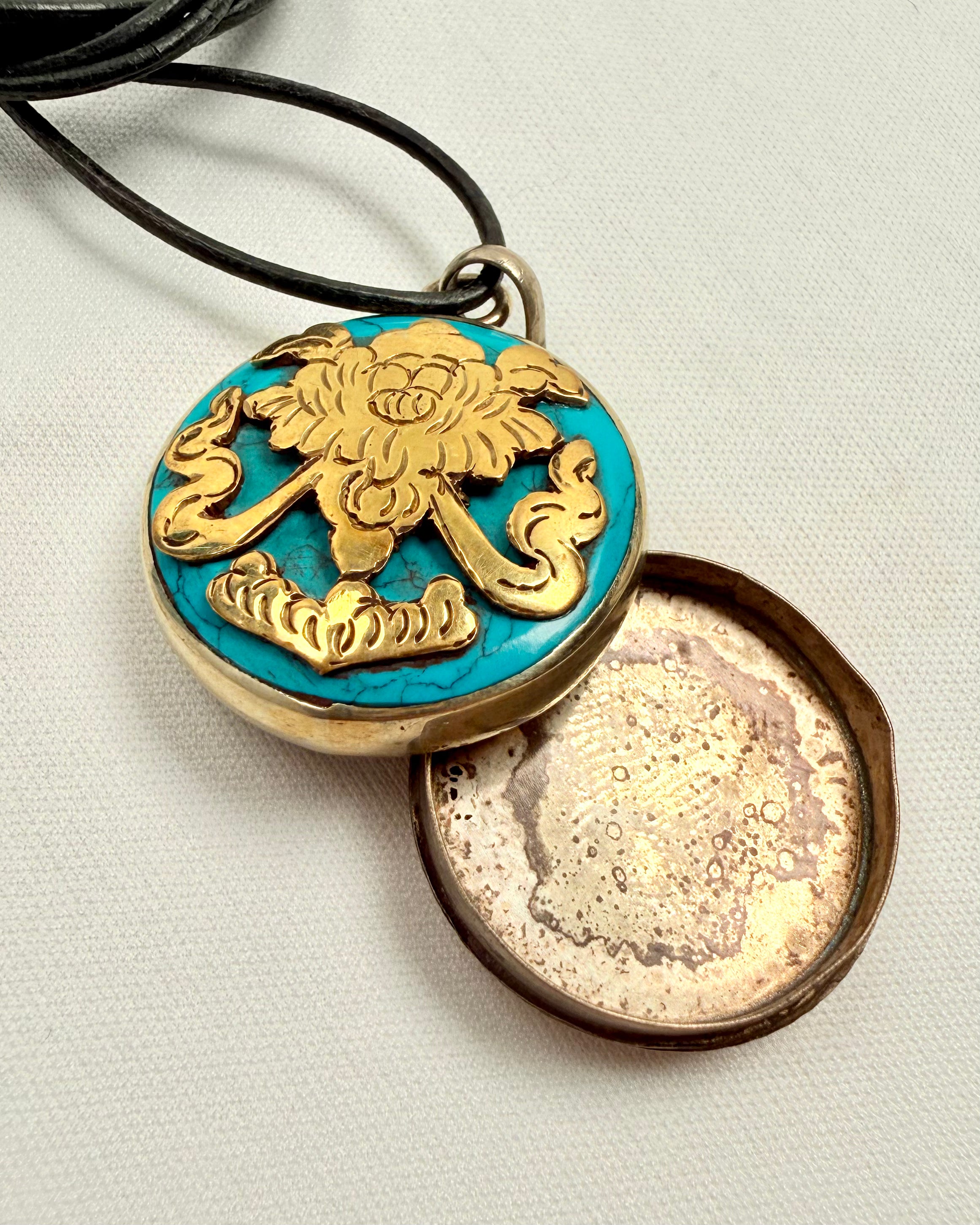 MANIFESTER DIT LIV - AMULET