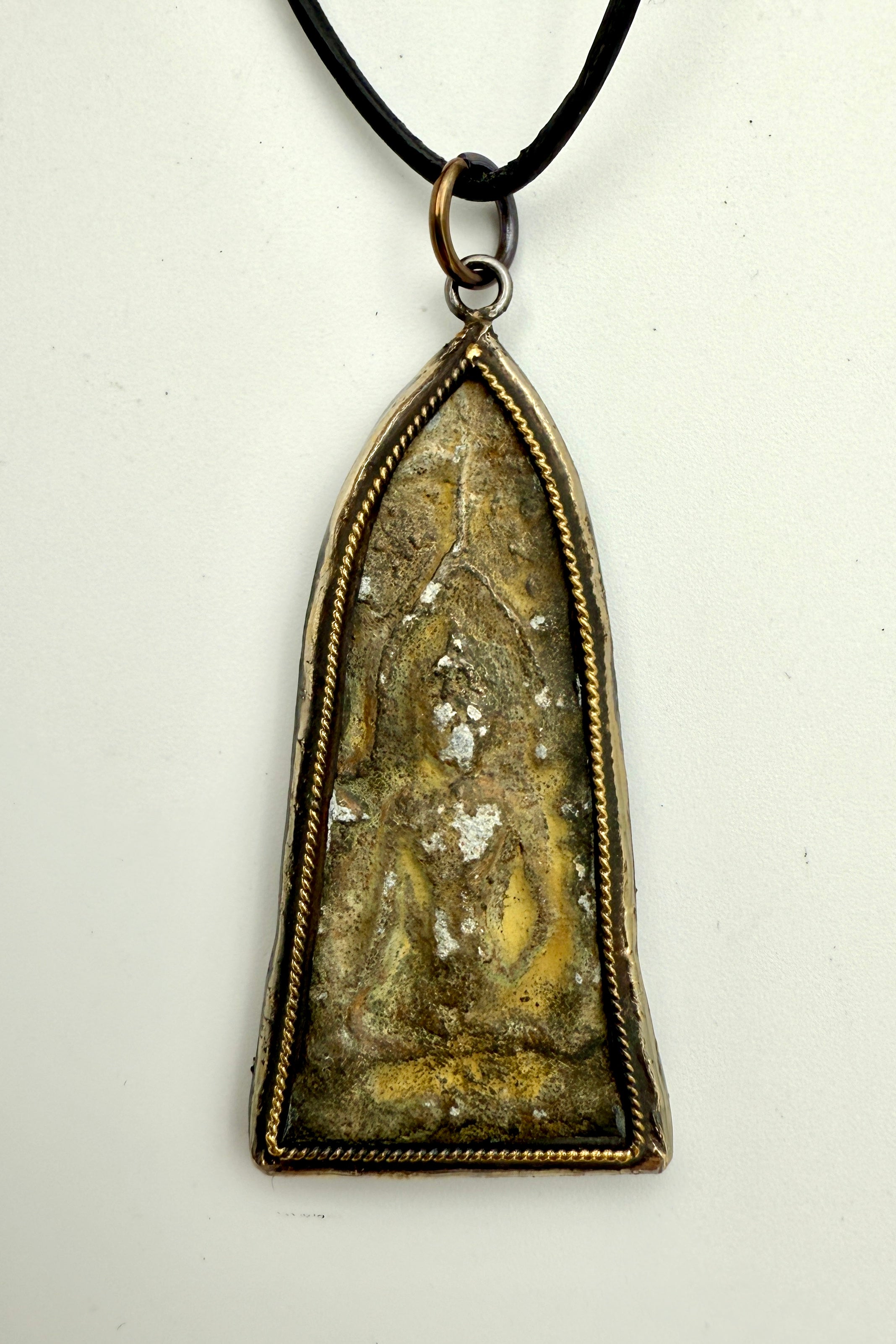 DON'T HIDE ANYMORE - AMULET - UNIKA