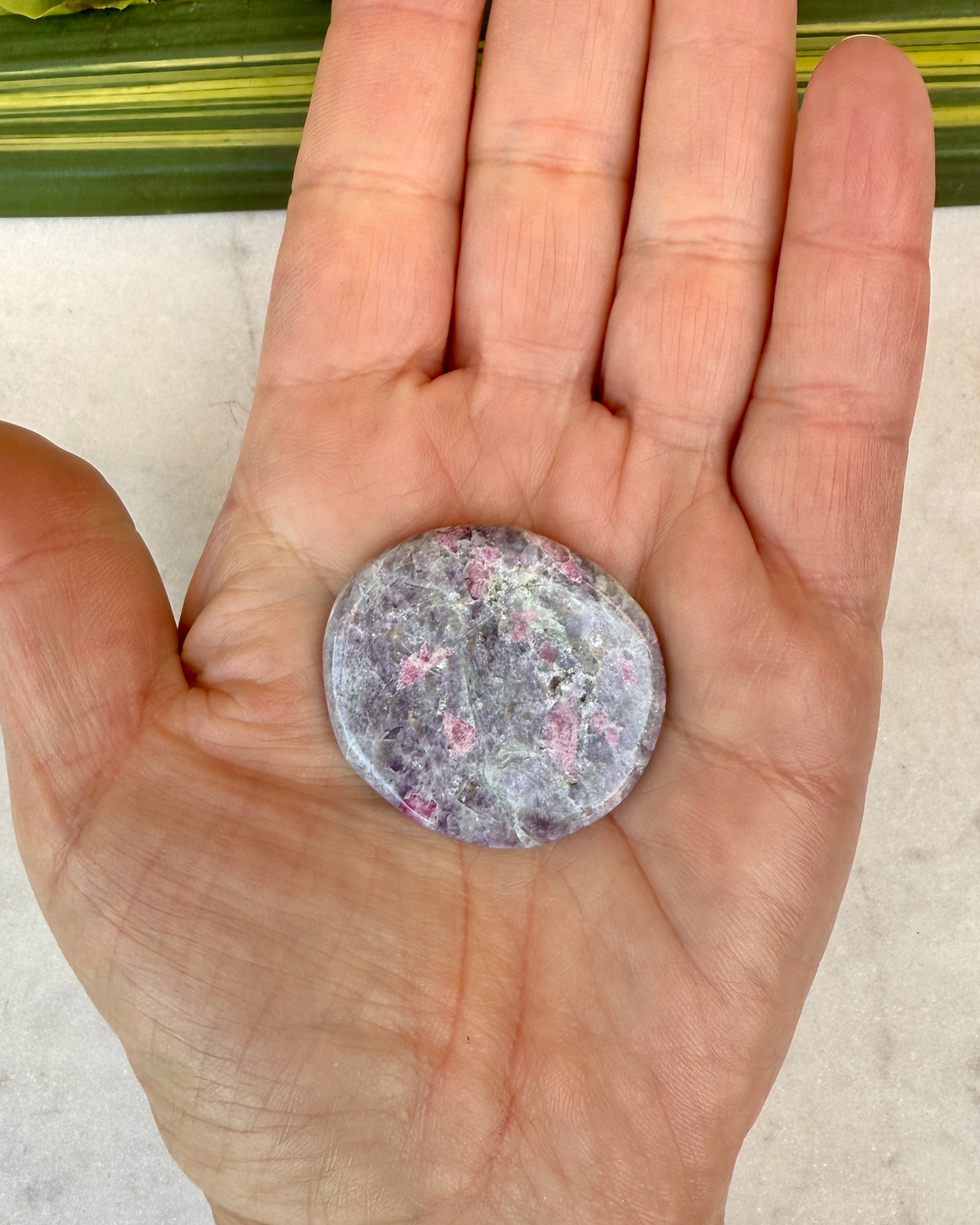 LINDRER TANKEMYLDER OG GIVER RO - KRYSTAL