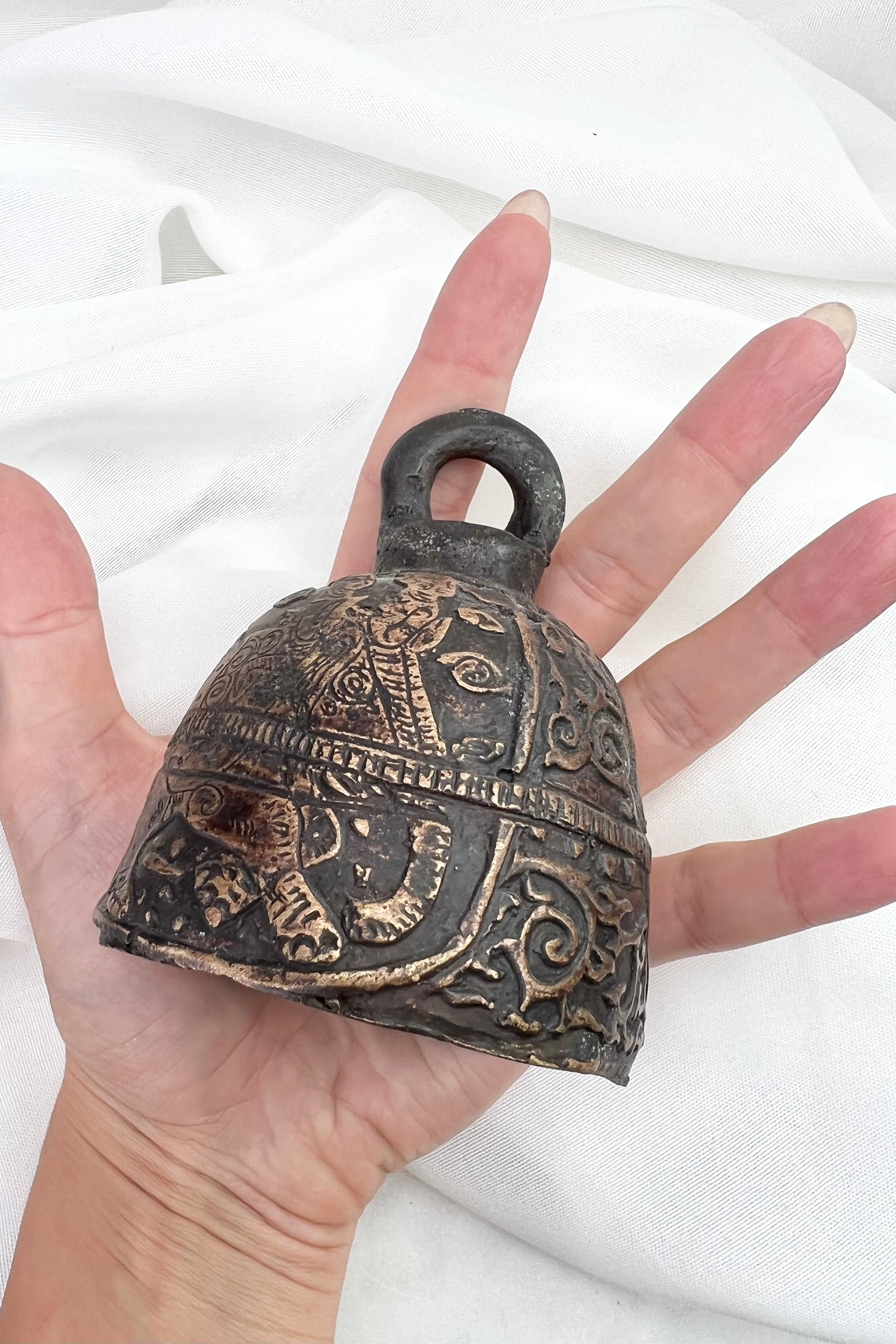 ÅNDEN I KLOKKEN - UNIKA