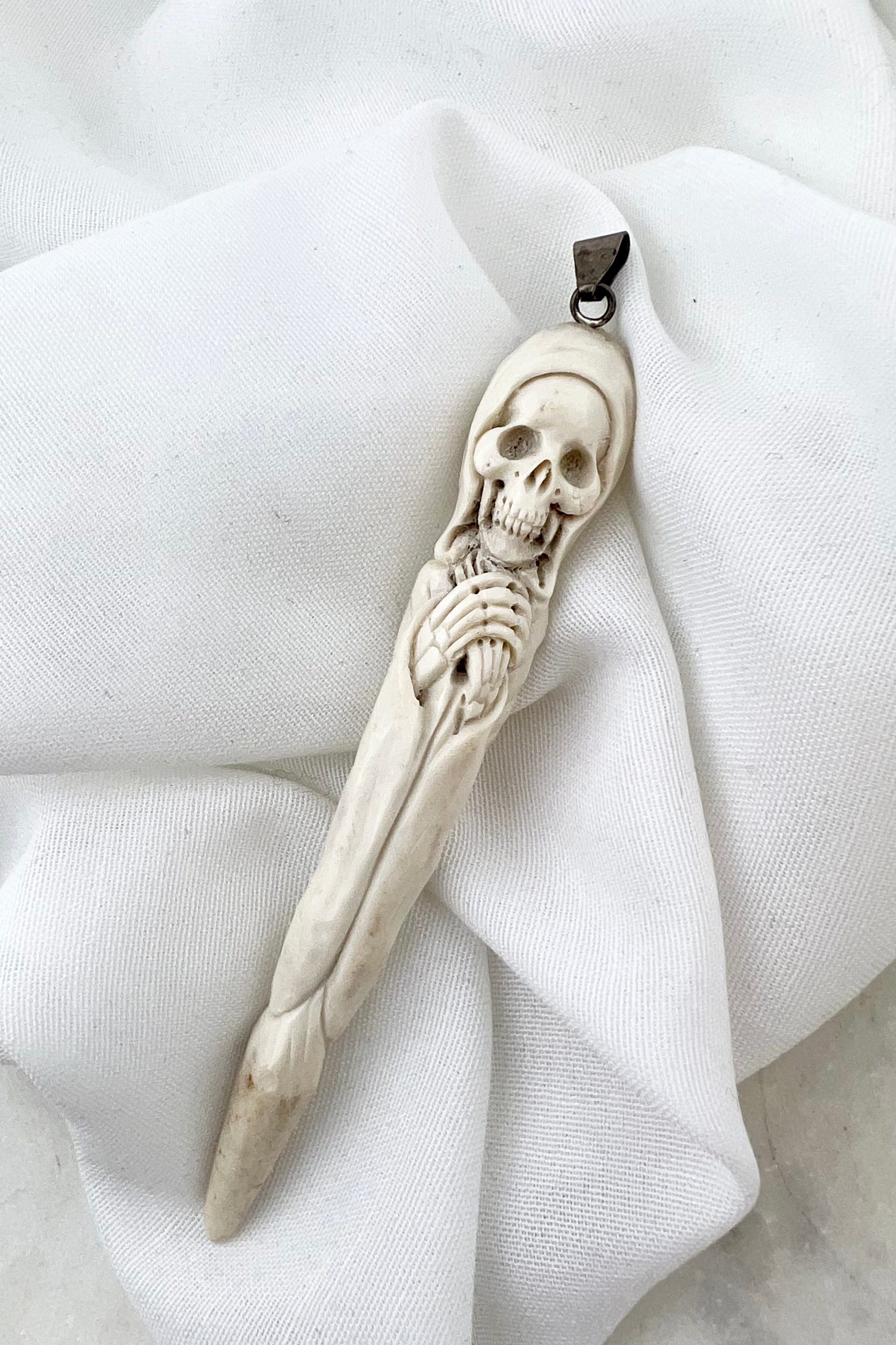 FORTIDENS DØD - udskåret vedhæng