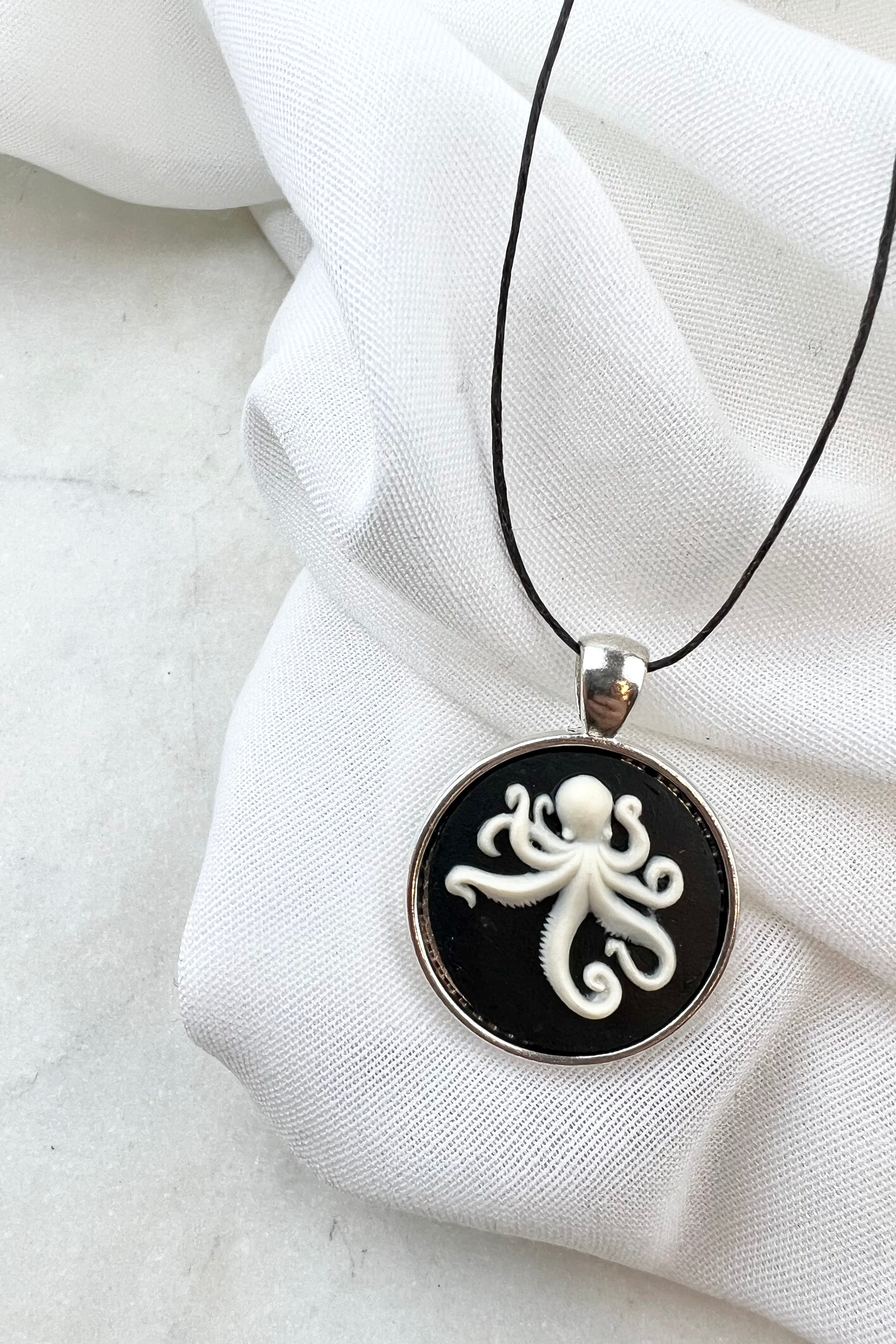 CUT YOURSELF FREE - Halskæde/amulet