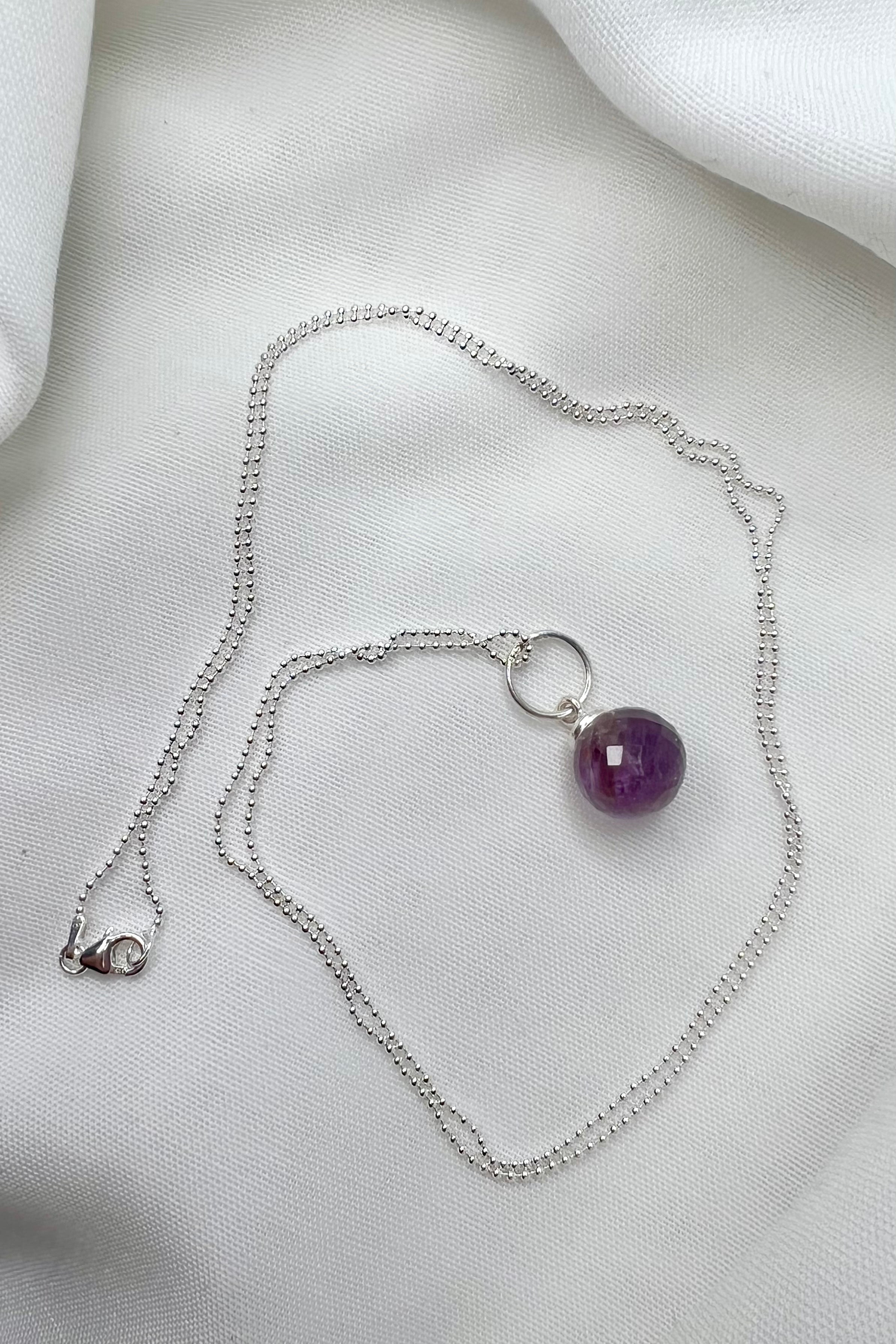 STÅ VED DIG SELV - Halskæde med krystalvedhæng - UNIKA