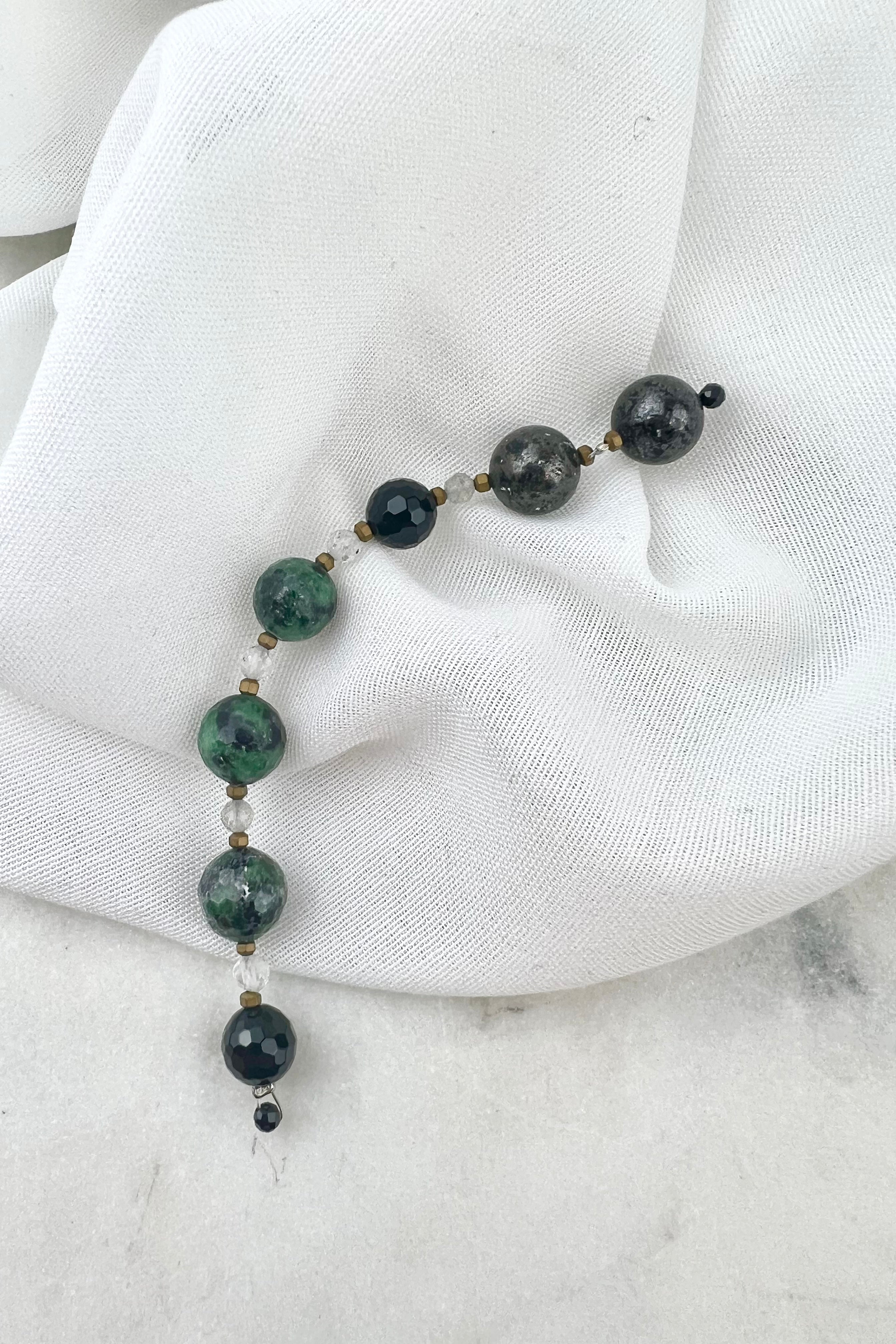 SELVBEVIDST & SEVSIKKER - Krystalkæde - UNIKA