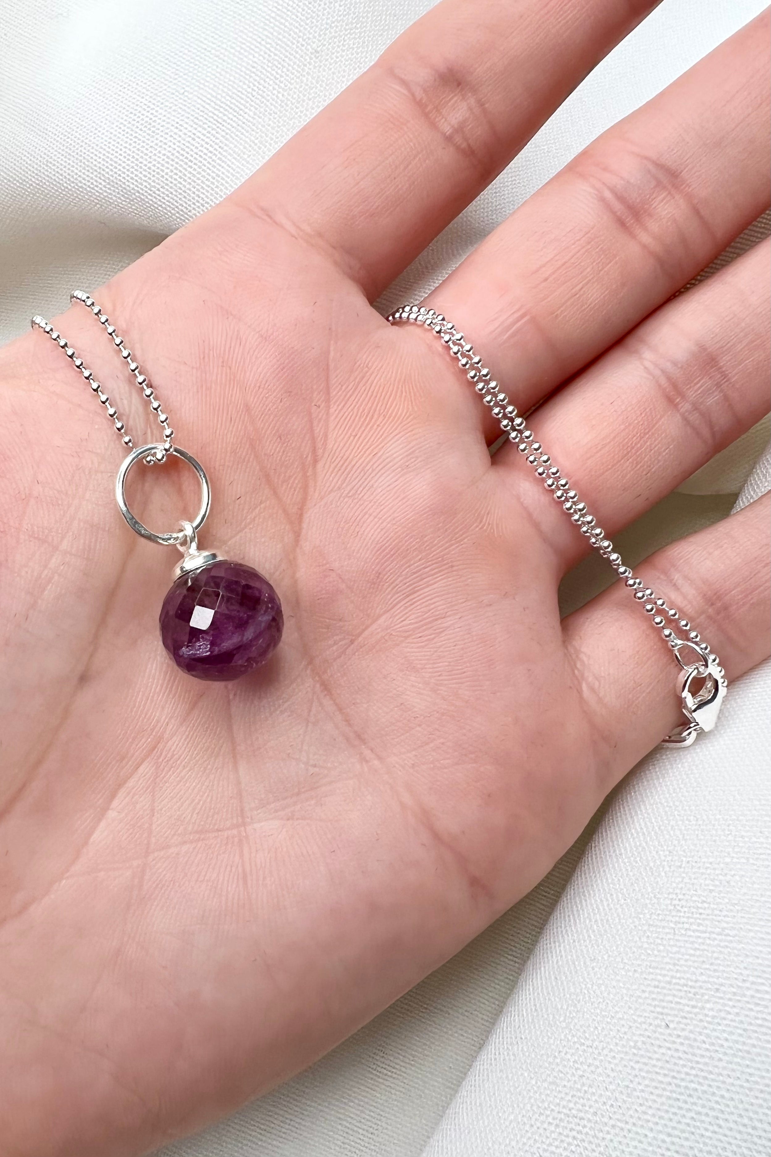 STÅ VED DIG SELV - Halskæde med krystalvedhæng - UNIKA