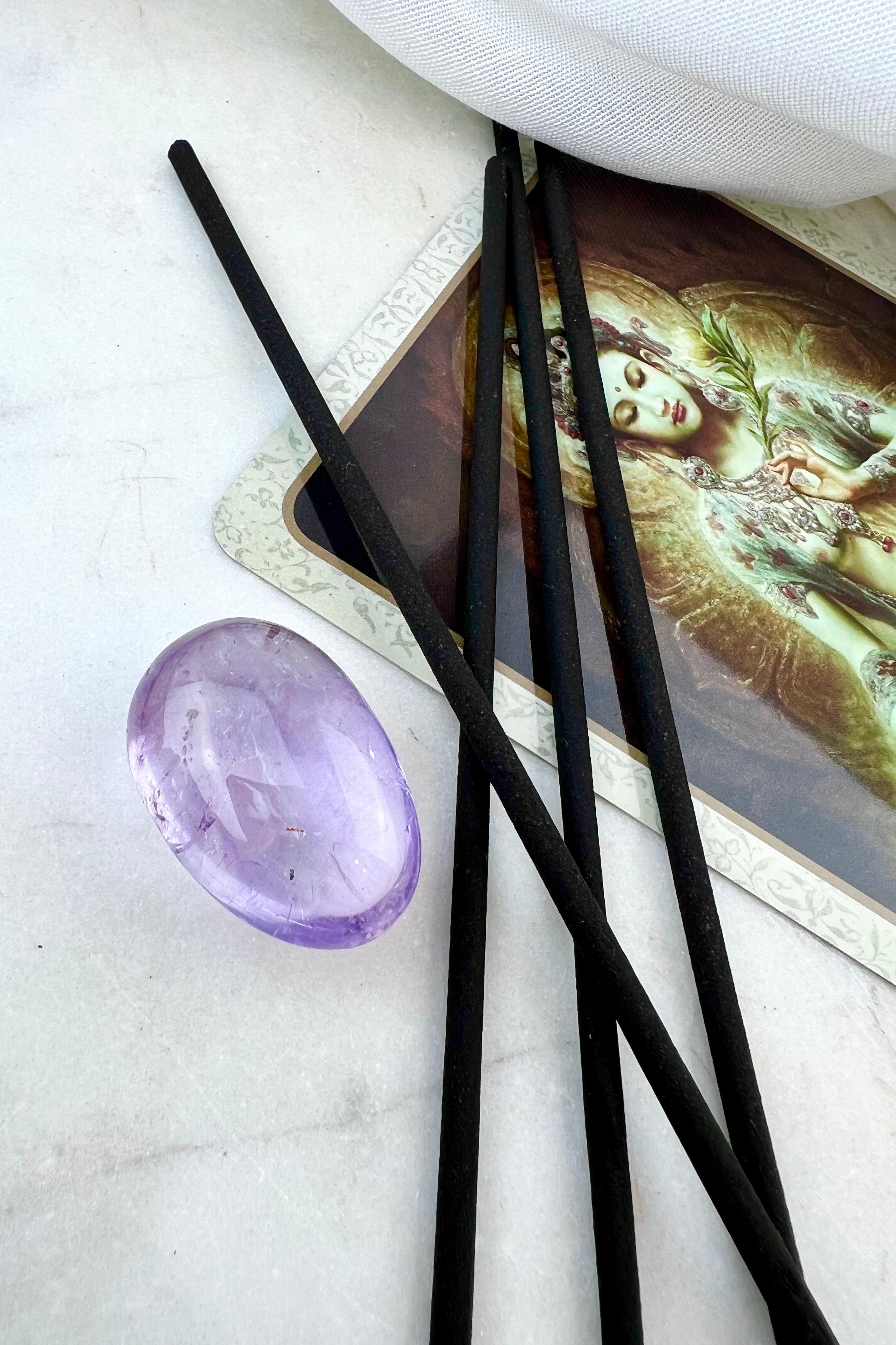 FEMININ INDRE STYRKE - Krystal, røgelse & kort