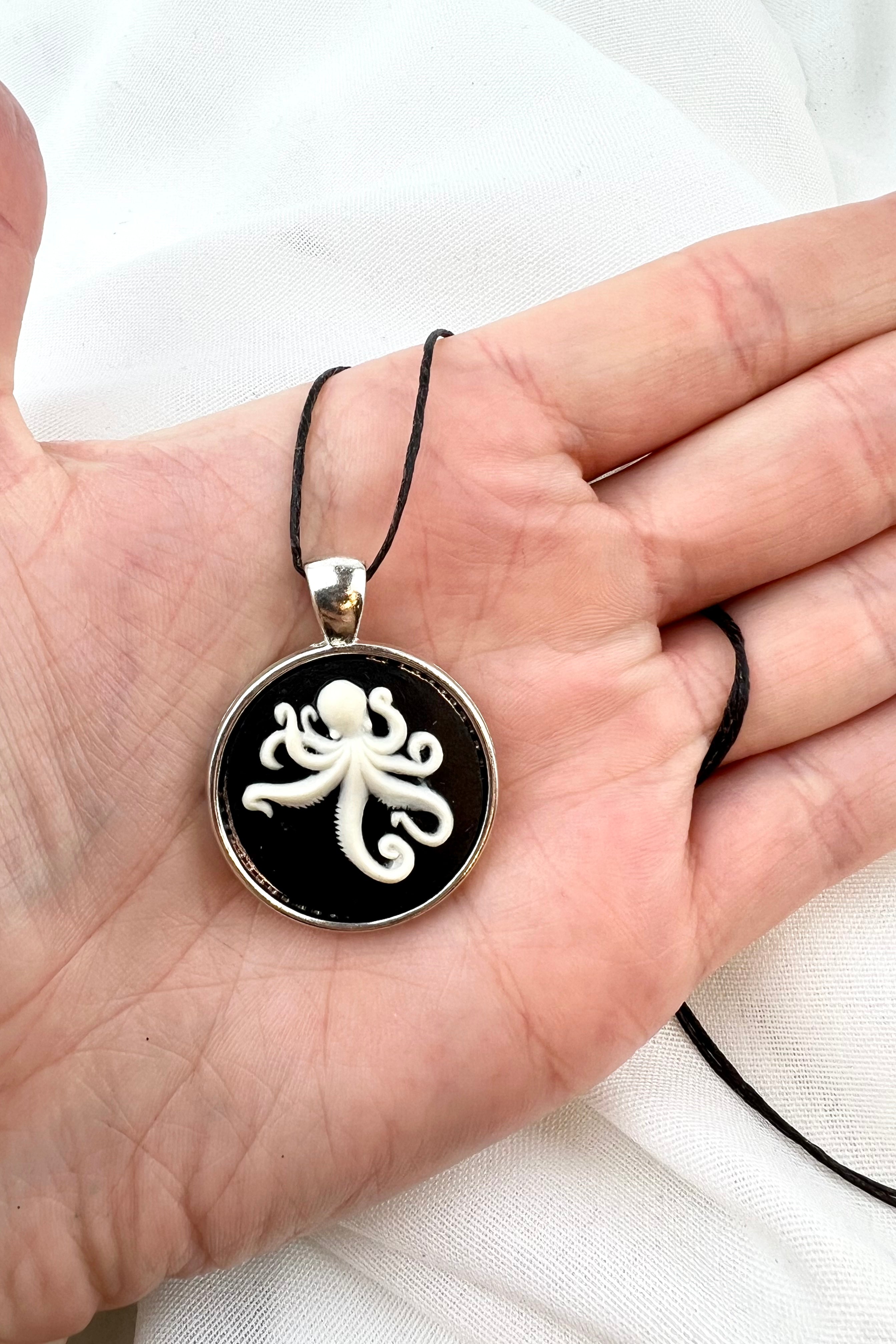 CUT YOURSELF FREE - Halskæde/amulet