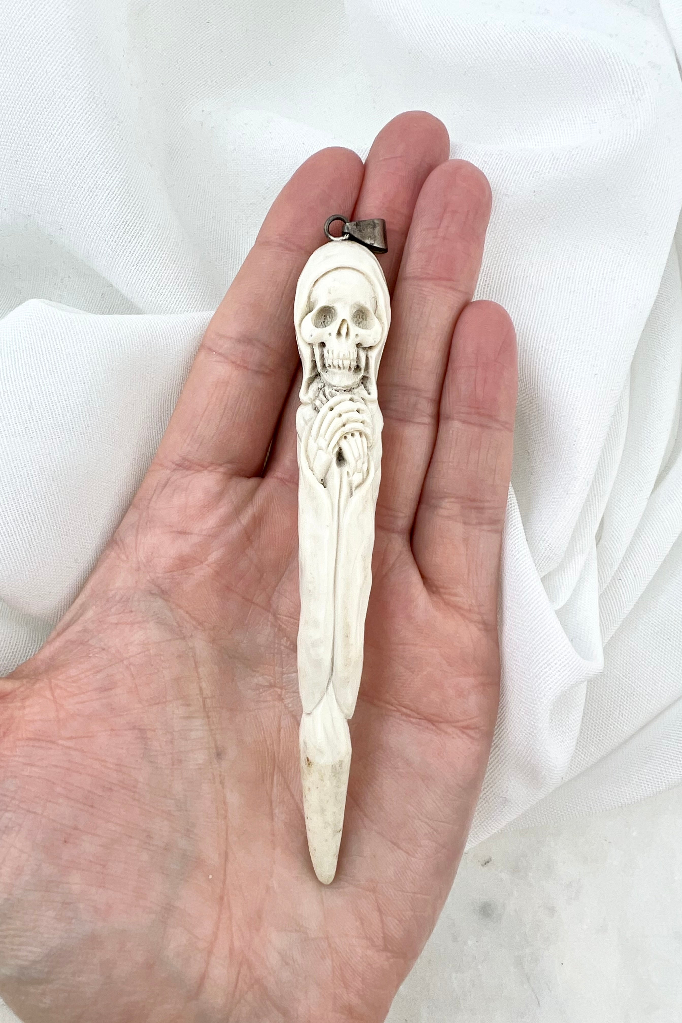 FORTIDENS DØD - udskåret vedhæng