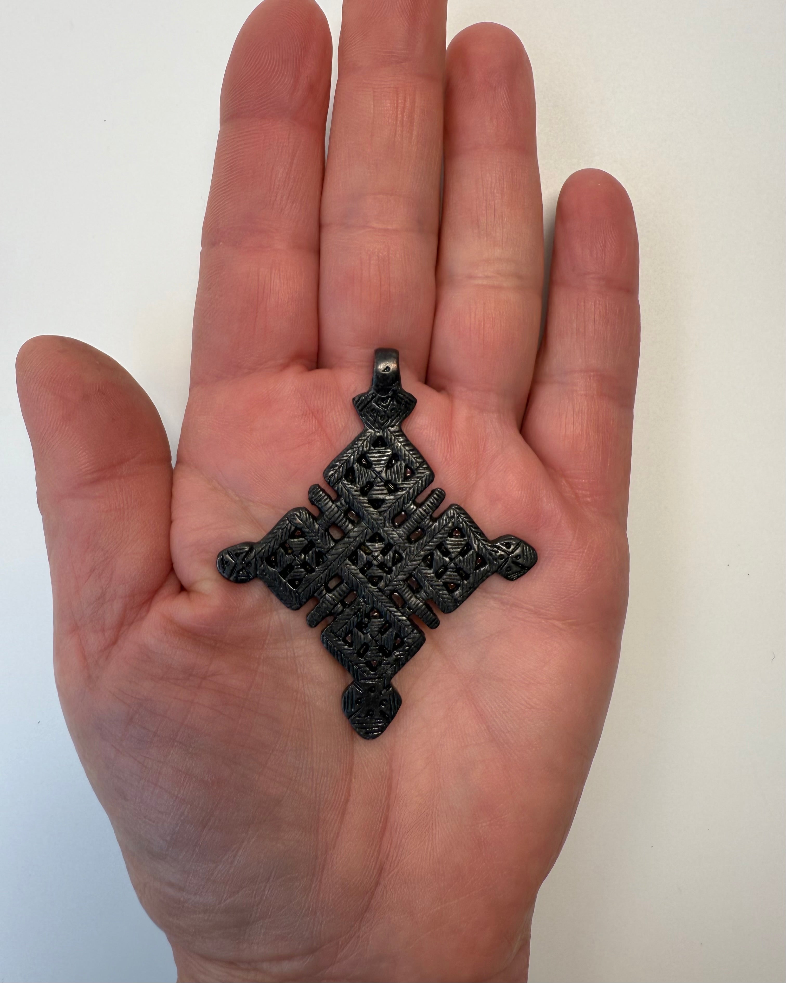 FORSEGLET OG FORENET - AMULET