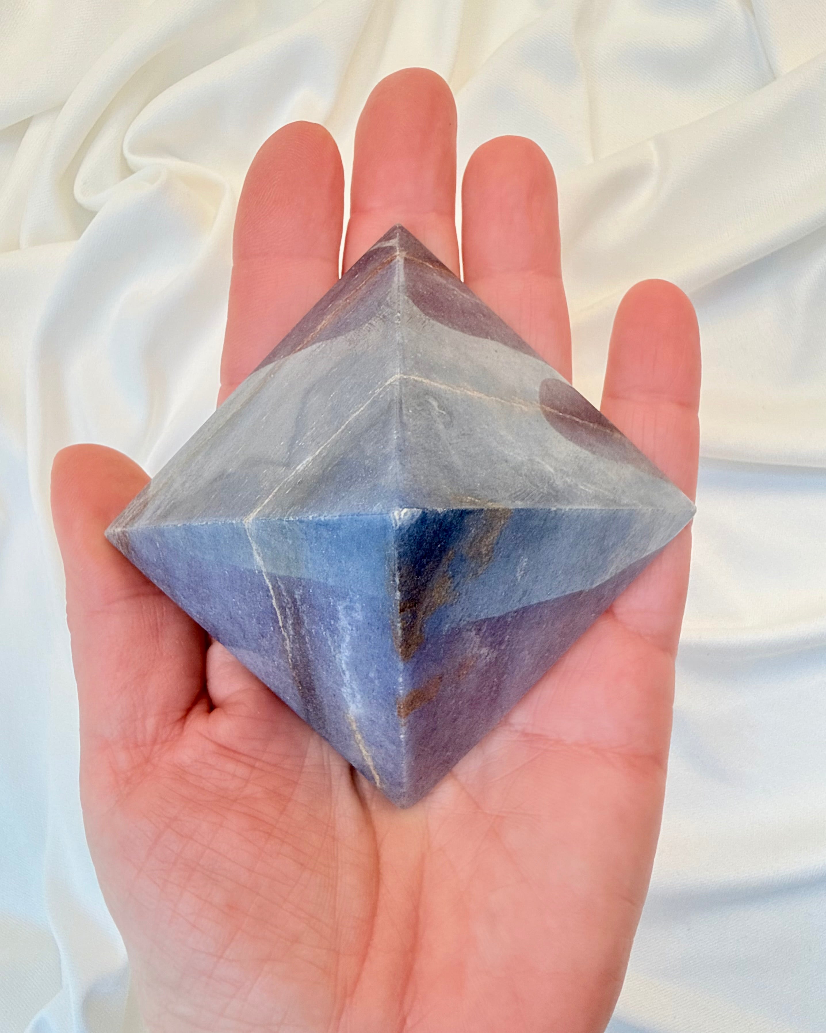 PENGEMANIFESTATION - PYRAMIDE - UNIKA