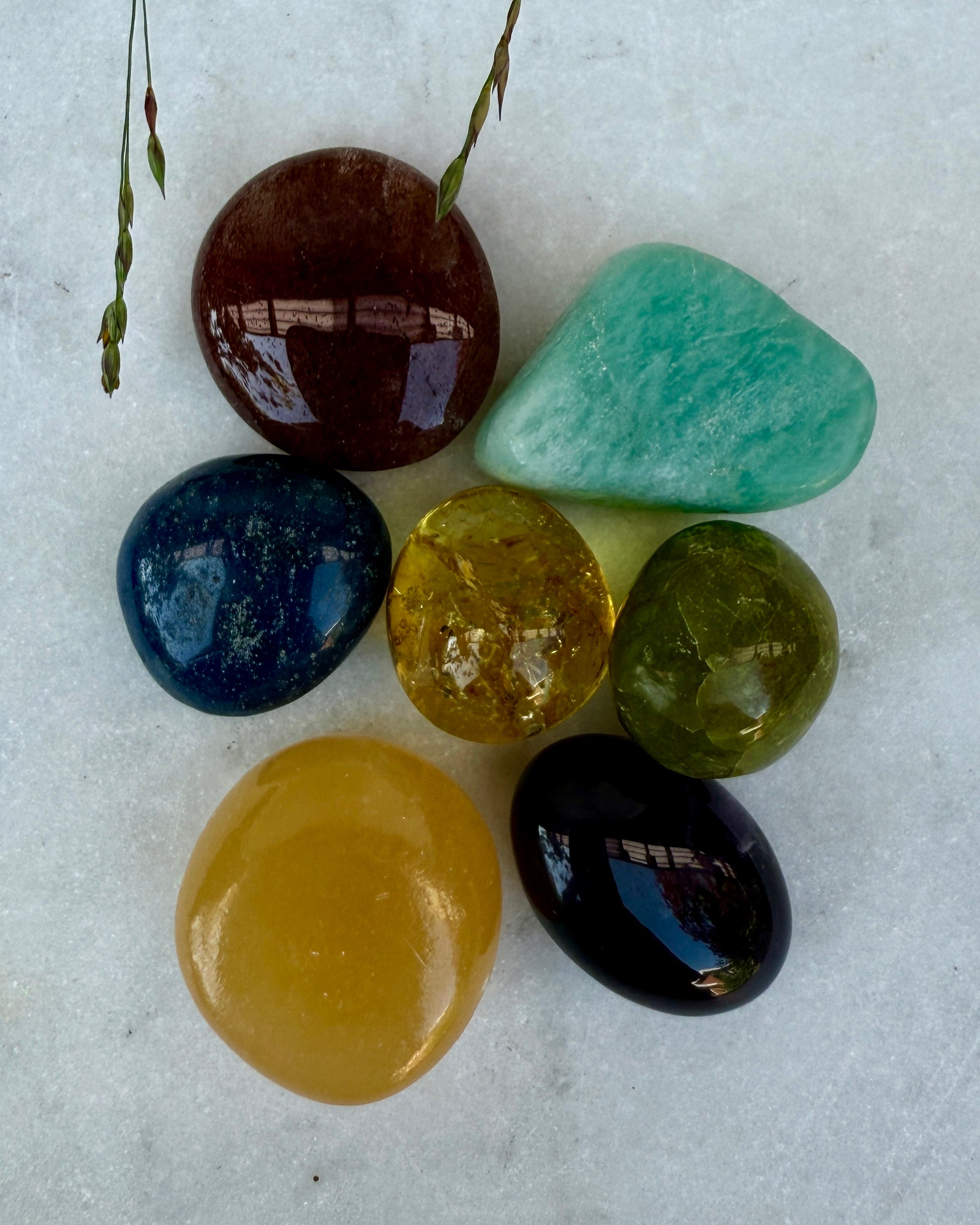 CHAKRAOPTIMERING - HÅND MED KRYSTALLER