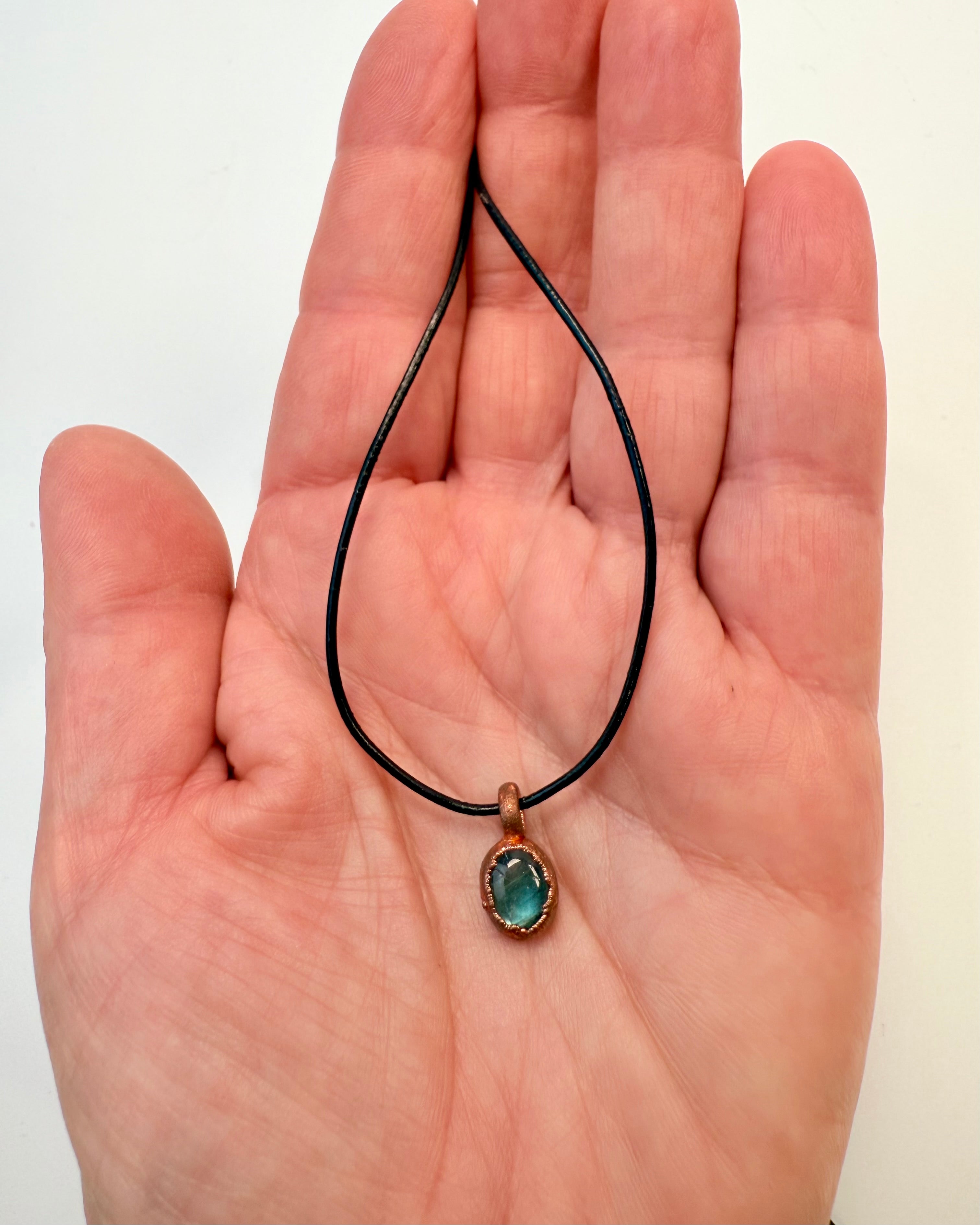 DEN USYNLIGE STORM - AMULET