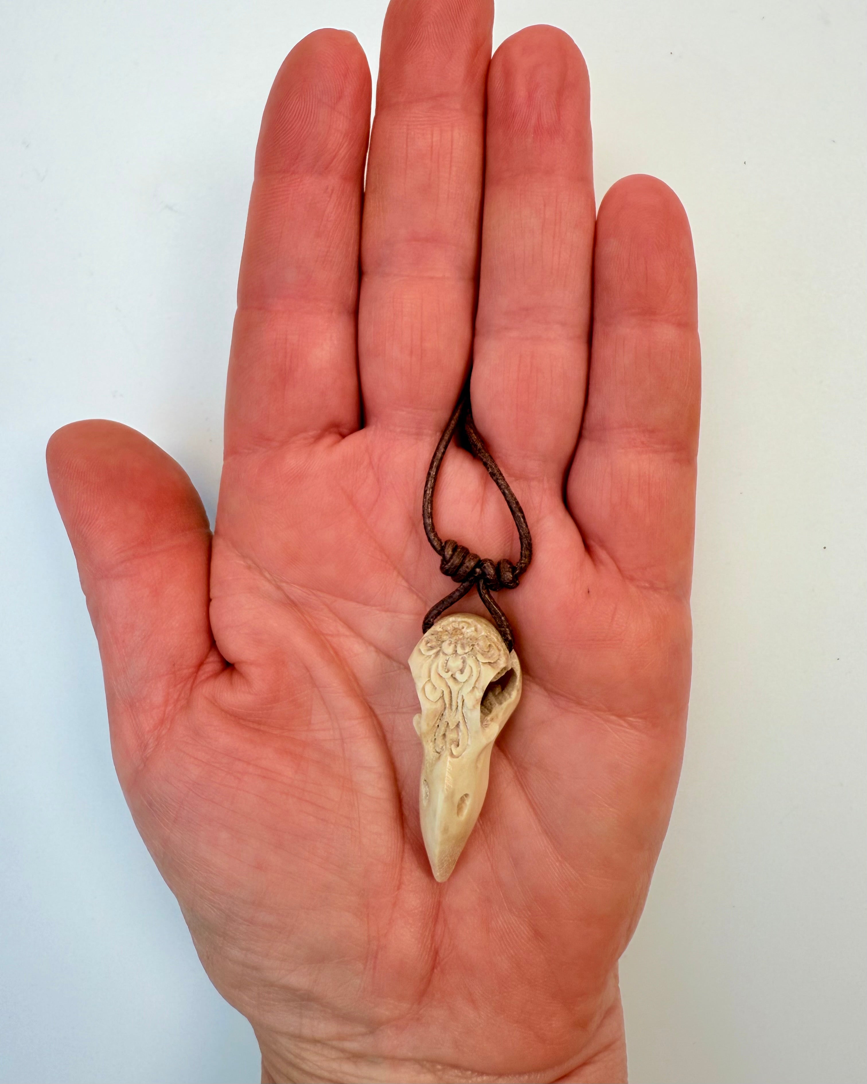 KLOGSKAB OG INDSIGT - AMULET - UNIKA