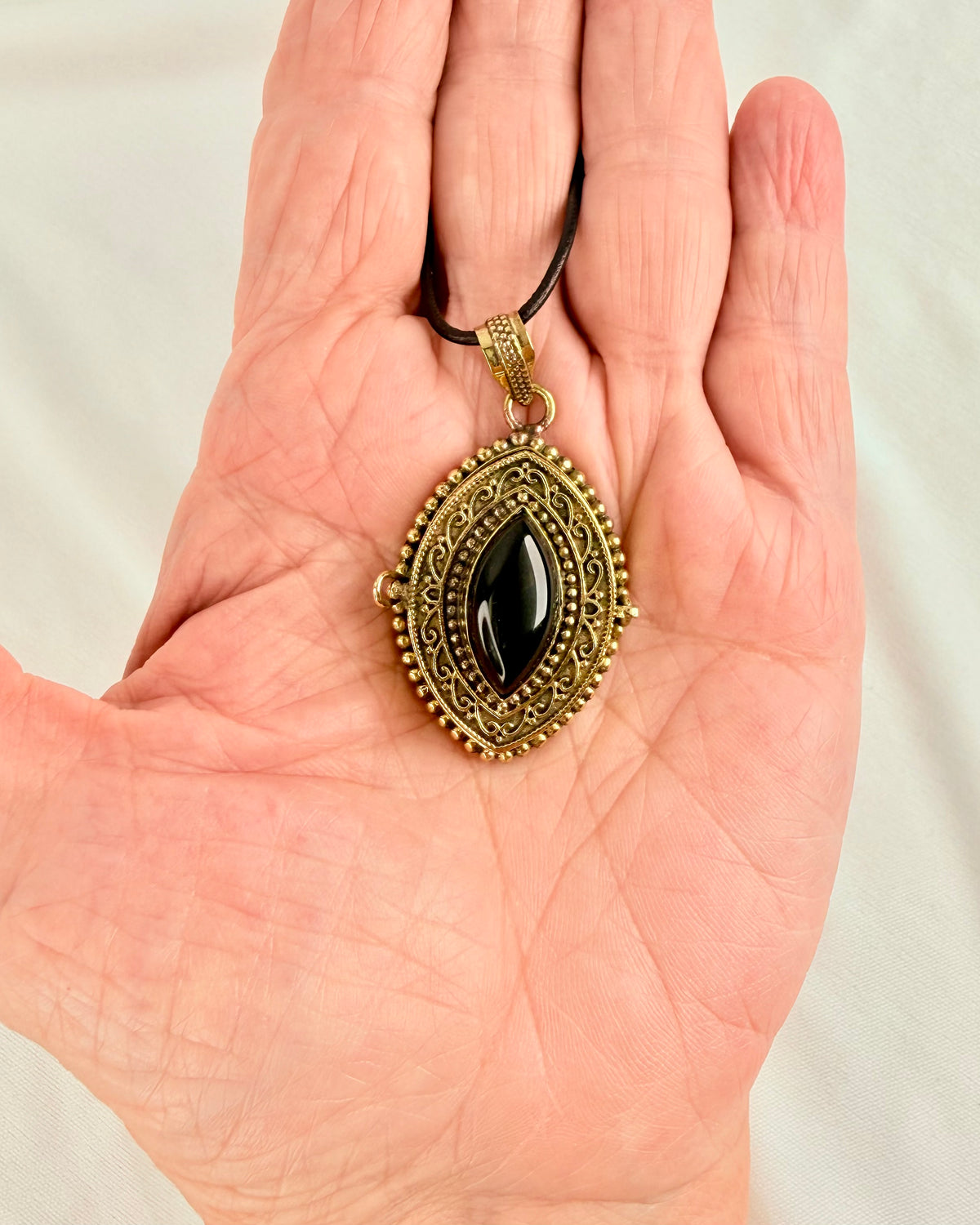 BESTILLING TIL UNIVERSET - AMULET - UNIKA