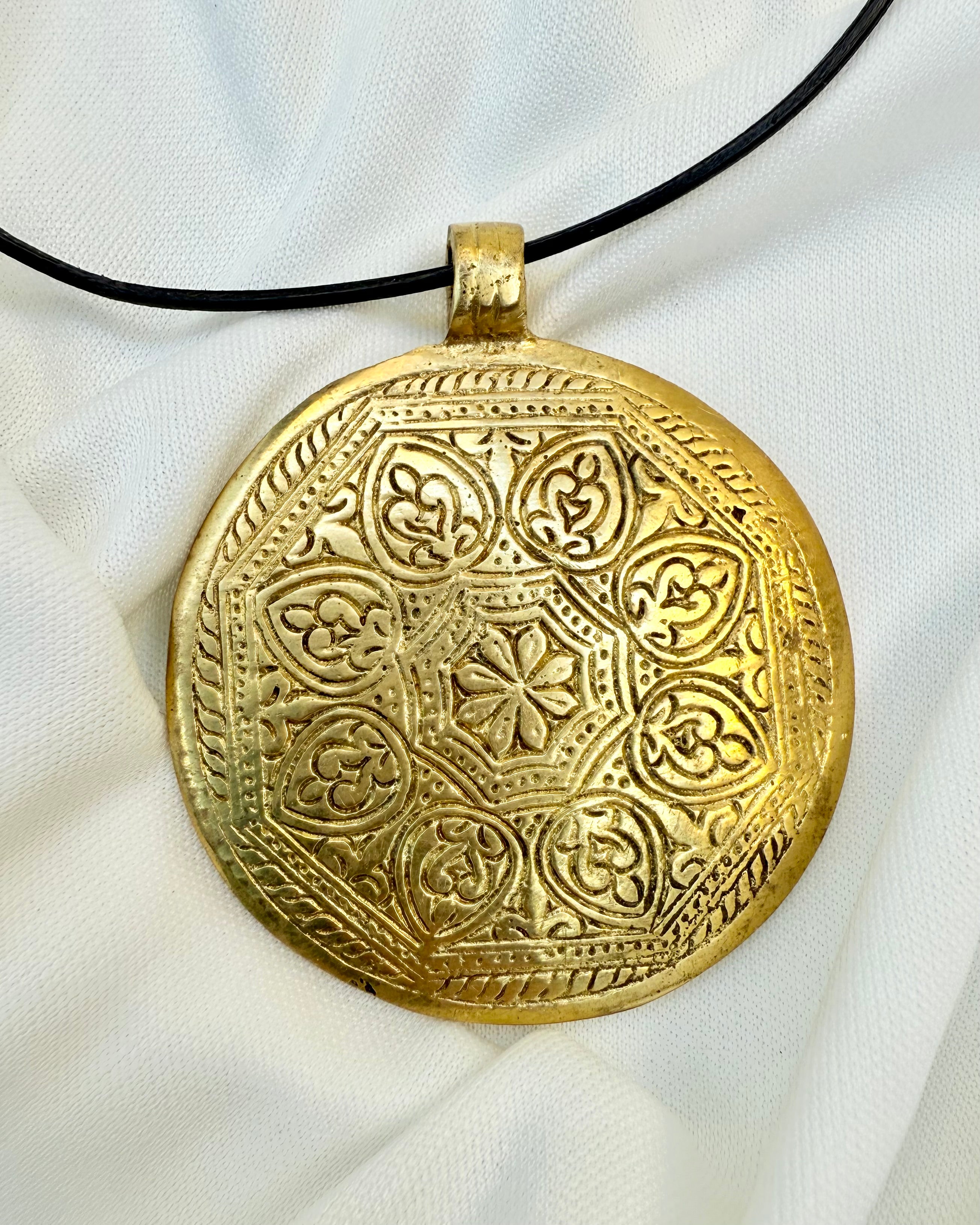 MELLEM HIMMEL OG JORD - AMULET - UNIKA