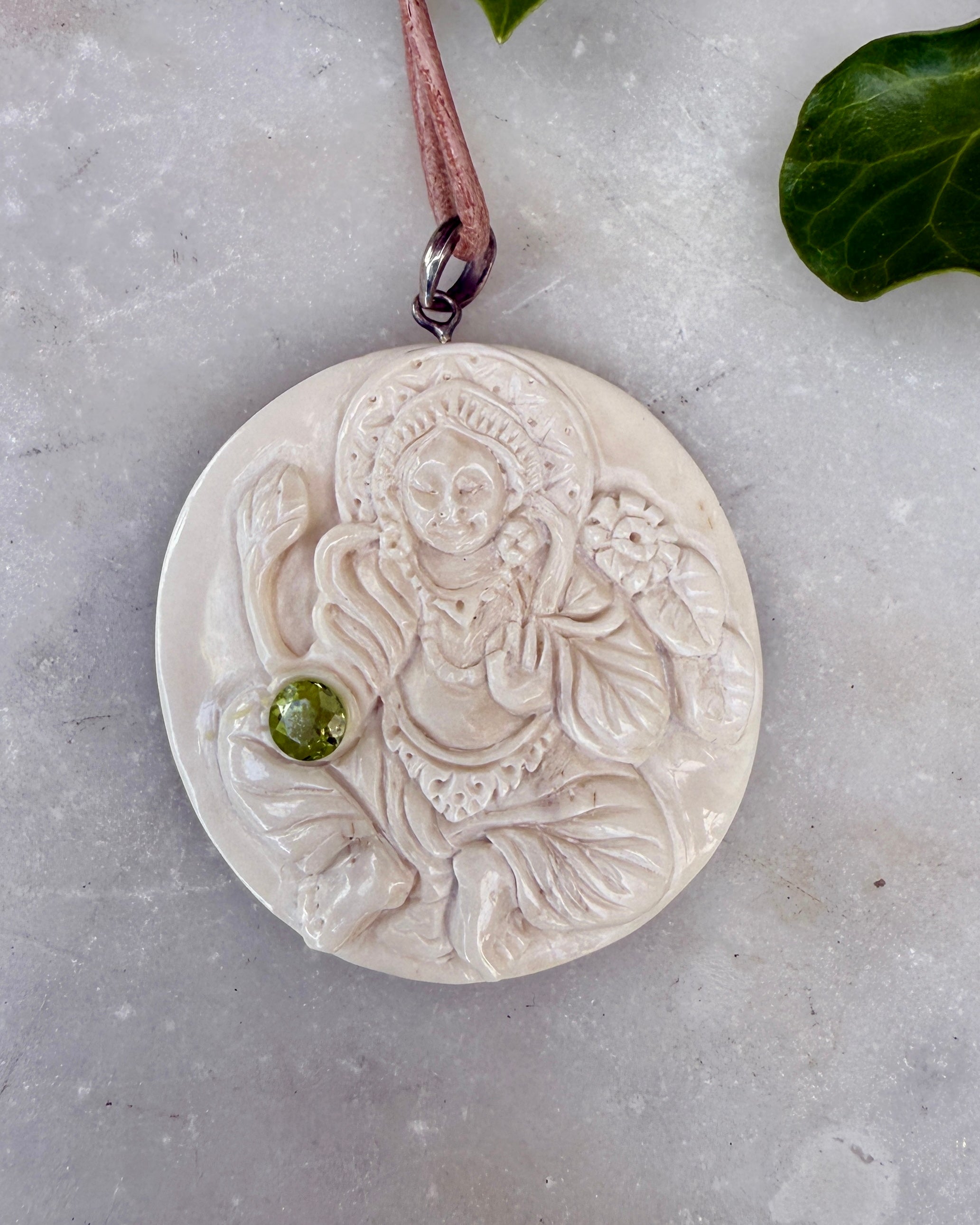 LEV DIT LIV FRA HJERTET - AMULET - UNIKA