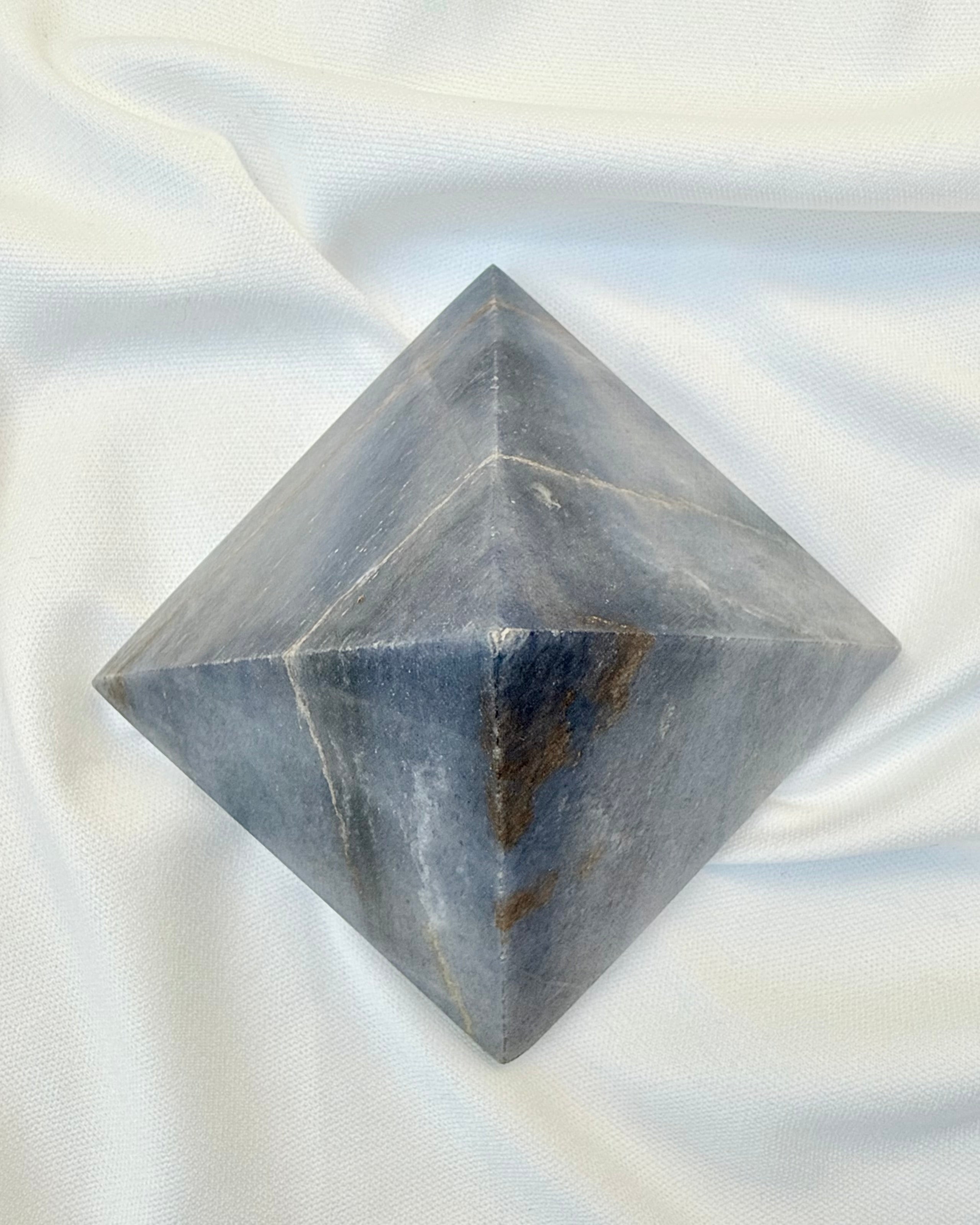 PENGEMANIFESTATION - PYRAMIDE - UNIKA