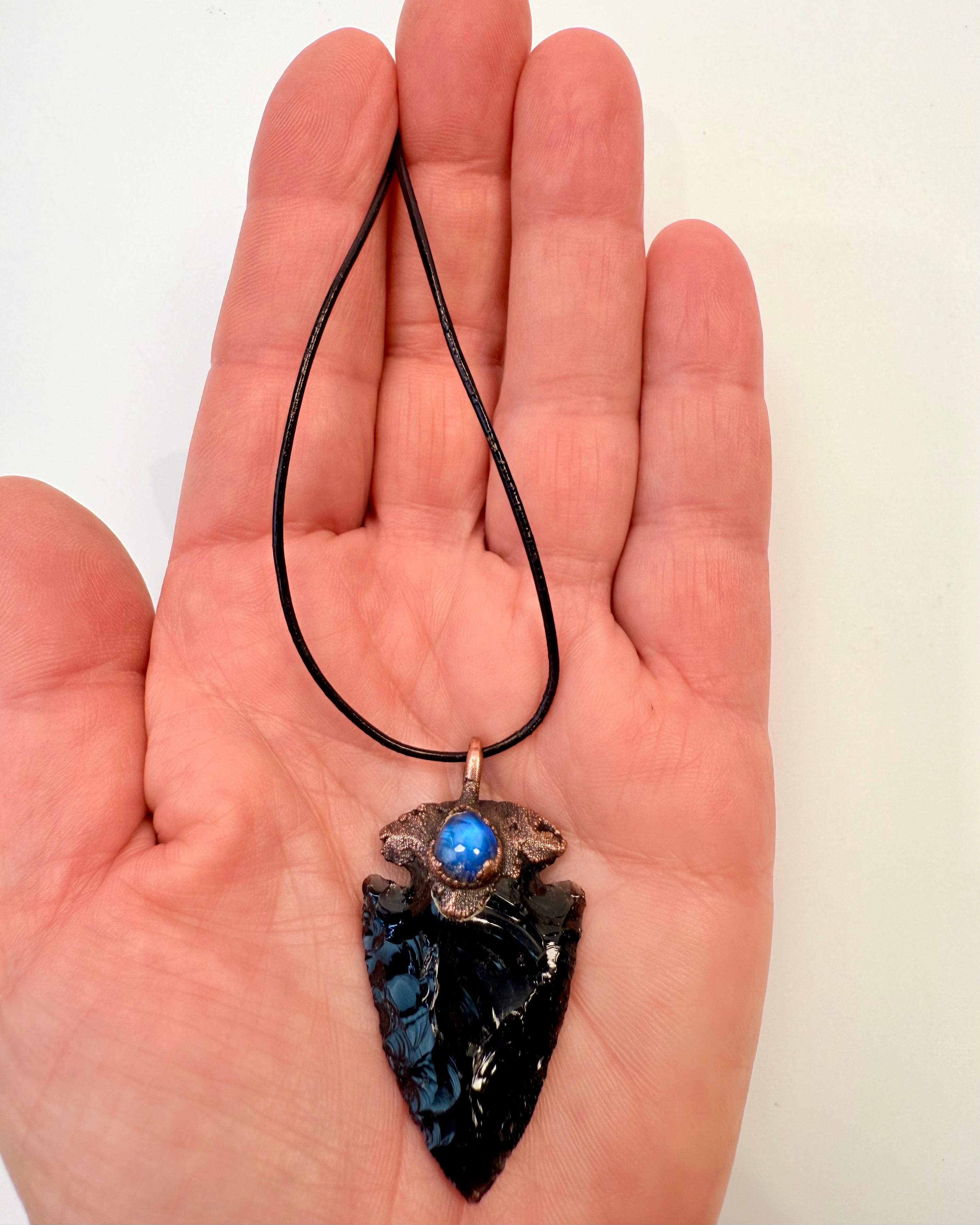 AFSLUTTER FORFØLGELSEN - SKJOLD - UNIKA