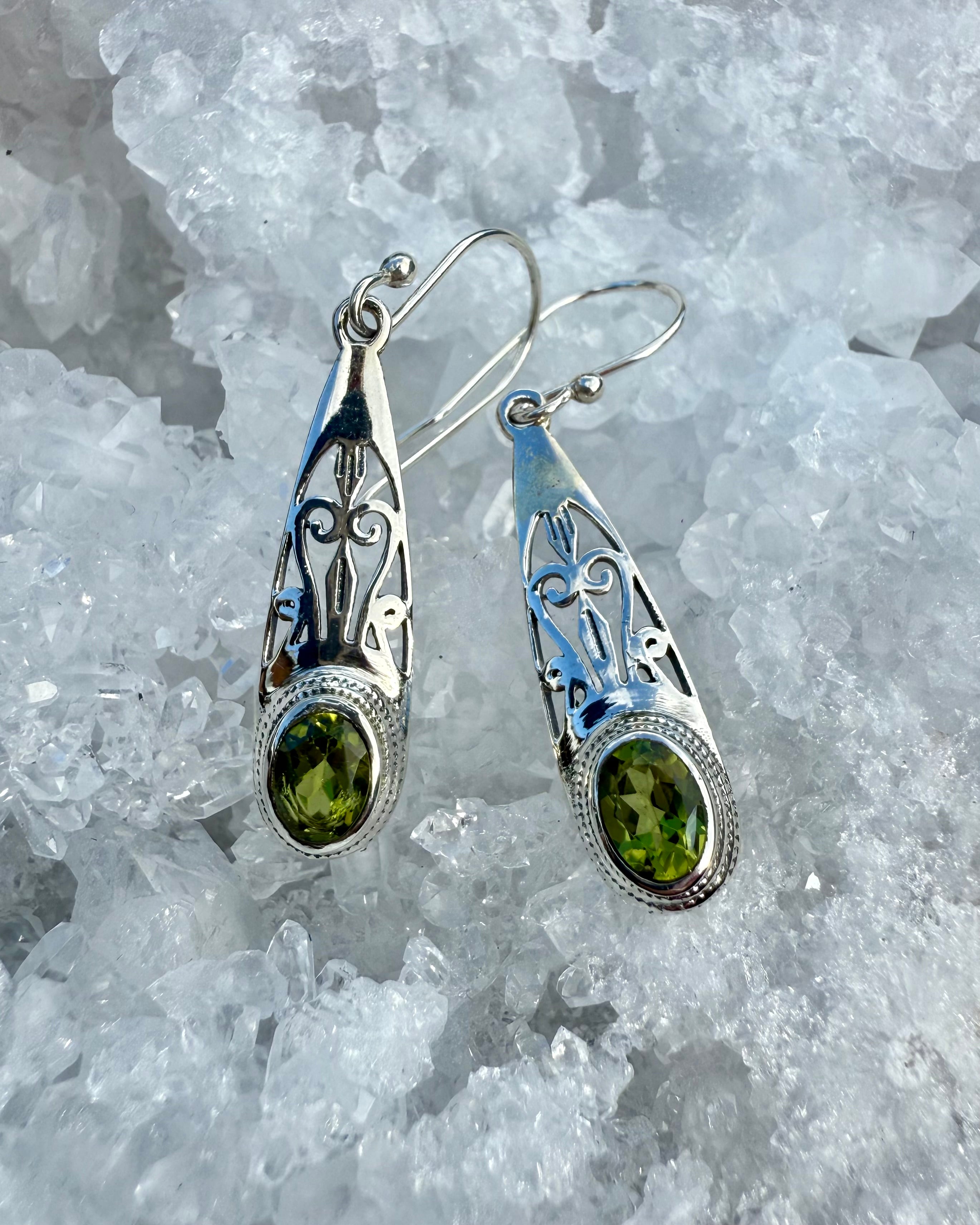 SLUT FRED MED DINE KNUSTE DRØMME - ØRERINGE - UNIKA