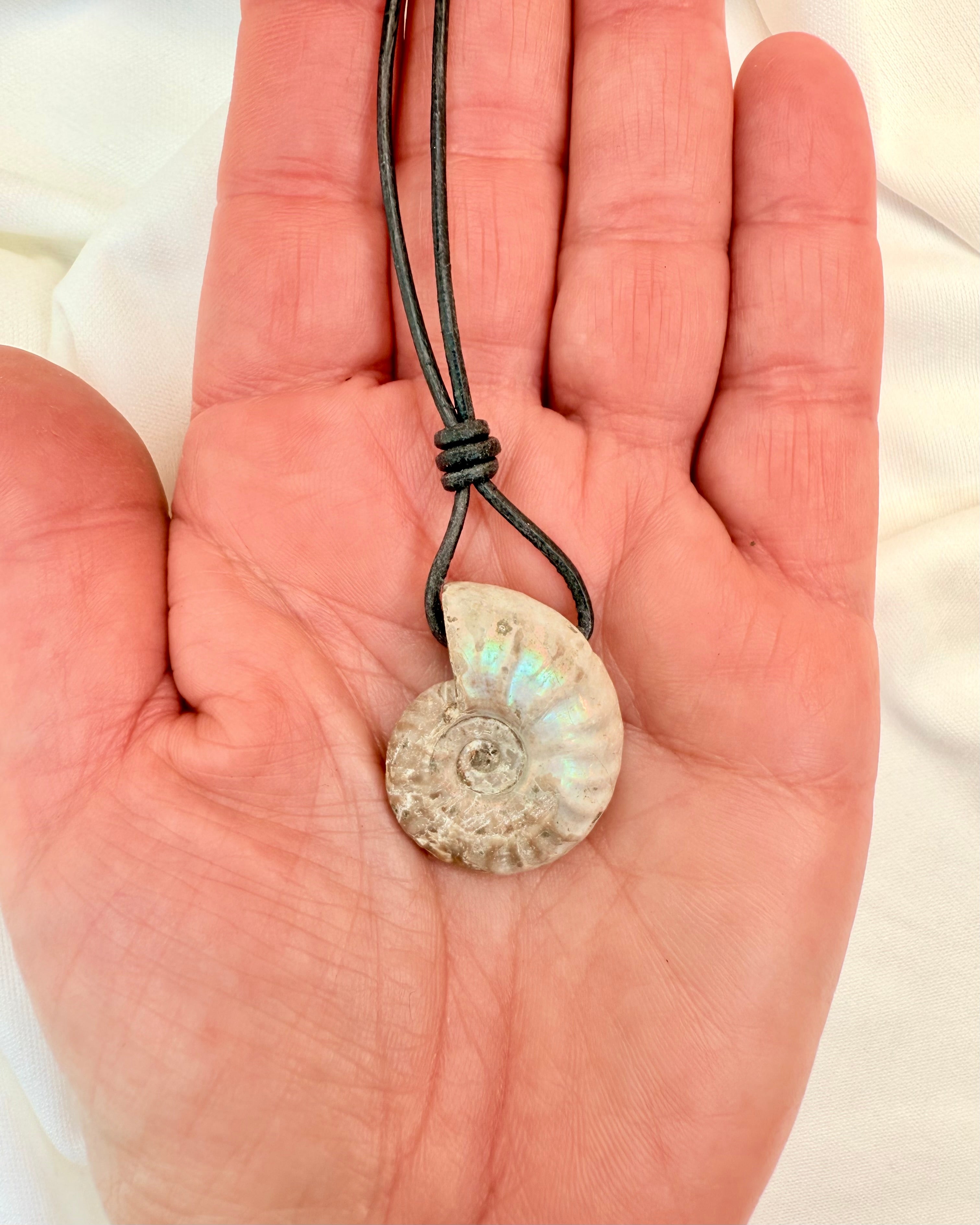 TILTRO OG TAKNEMMELIGHED - AMULET